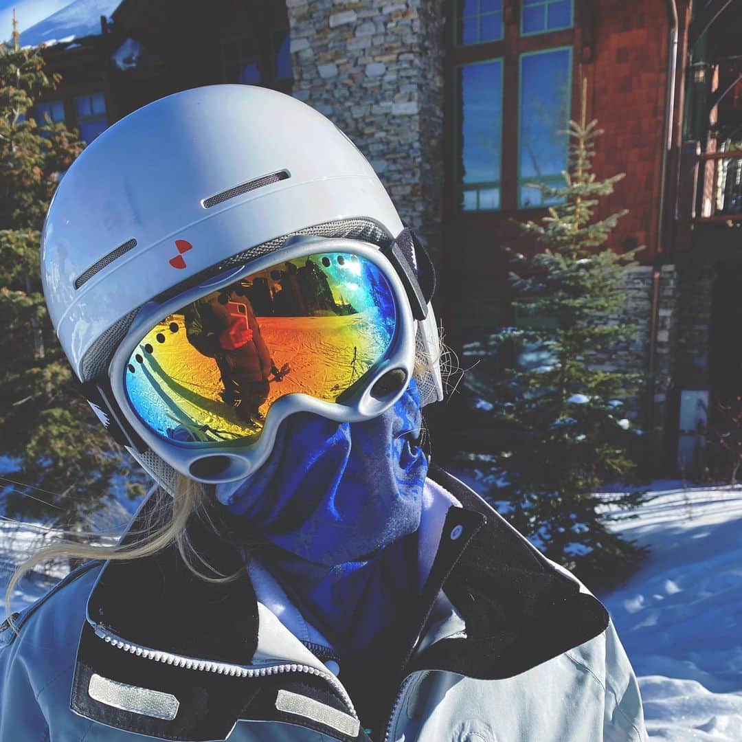 のインスタグラム：「Shredding the gnar gnar  📷 @henelks」