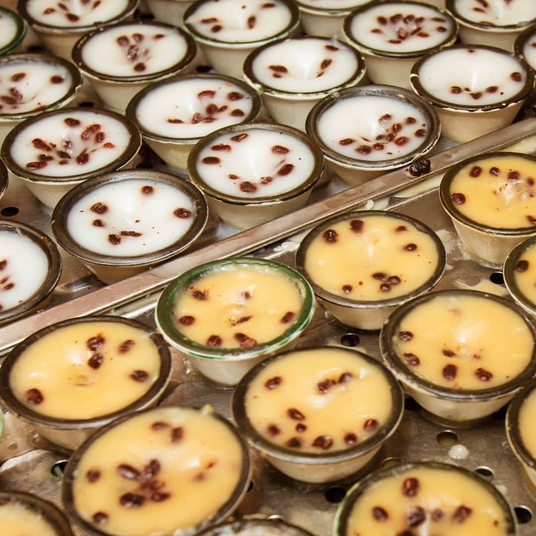 Discover Hong Kongさんのインスタグラム写真 - (Discover Hong KongInstagram)「Red bean puddings 😍 Anyone knows what makes their difference in colour? 🙋‍♂️🙋‍♀️ 砵仔糕😍大家又知唔知兩款有咩分別呢﹖  #DiscoverHongKong」1月6日 13時00分 - discoverhongkong