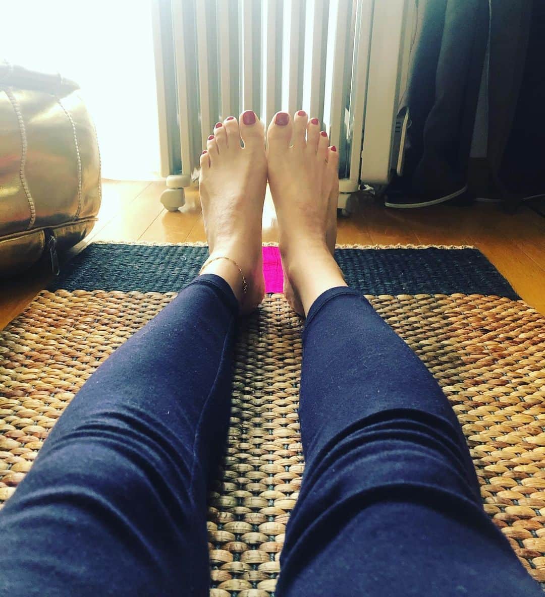 阿部洋子さんのインスタグラム写真 - (阿部洋子Instagram)「🧘‍♂️𓀀🧘‍♂️ #ヨガ #自主練 #エラいぞ自分 w #yoga  #おうちヨガ   今日は夕方からお仕事なので、 ちょいと自主練 カラダなまってるー😱  #footnail  #gelnails  #red」1月6日 13時00分 - hirocoring