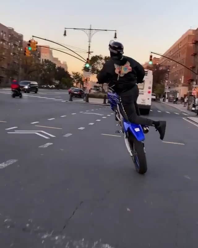 ファンクマスター・フレックスのインスタグラム：「PLEASE BE CAREFUL! WOAH! @leekydabikestar ain’t playing out here! That the BX? Careful my brother!DO DRIVERS GET FRIGHTENED WHEN THEY ON THE SAME ROAD?」