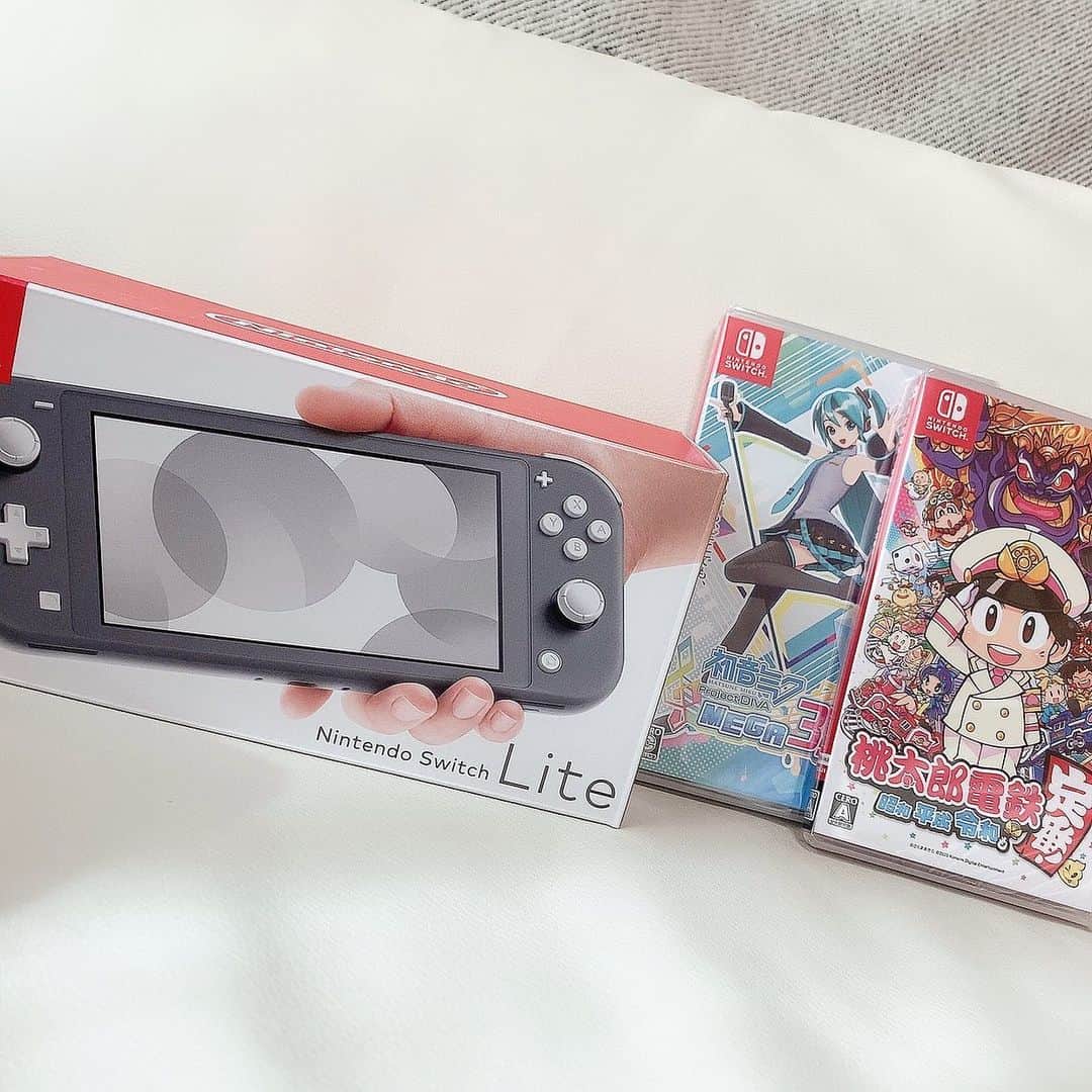 MII MAMAのインスタグラム：「. . . 思いきって大人買い🙌🏾✨ . 家のswitchは子供達に占領されてるし、 兄妹喧嘩して投げ散らかして画面割るわ、 コントローラー潰すわ...🤦🏽‍♀️💦 . 触られないように阻止せねば😂 . やっとできる #初音ミク ♥️ あんまりゲームしない私が唯一大好きなゲーム🎮 . 今流行ってる桃鉄もでびゅーするので やってる人いたら一緒にやりましょ〜🎶✨ ------------------------------------------ 🔎White Style mi mama 良かったらチャンネル登録お願いします🙇🏽‍♀️ #YouTube#ユーチューバー#主婦ユーチューバー#MIIMAMA##チャンネル登録お願いします#2児ママ#年子ママ#ホワイトインテリア#モノトーンインテリア#シンプルな暮らし#収納#ホワイト収納#イチナナ#イチナナライバー#専属ライバー#主婦ライバー」