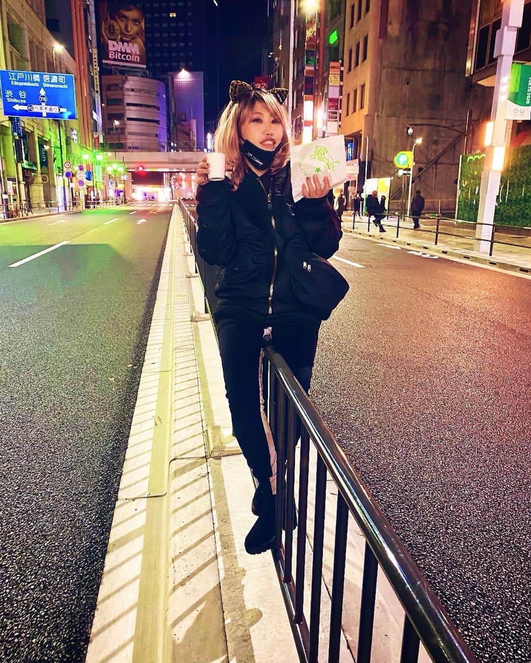 DJ YURINAのインスタグラム：「行けると思って何度失敗したことか😂😂😂 Just go straight!!! . 何事もショートカットなんてないね👍 . . そんな今夜は @voyager_shibuya にて 安定の水曜日激盛りのパーティーです🎉🎉 . バー感覚でふらっと遊びに来れるのでお仕事帰りなどにお待ちしてます🙌😉🙌 . . . #テキーラはじめ #シャンパンはじめ #水曜日 #飲む日 #お酒好きな人と繋がりたい #音楽好きな人と繋がりたい  #今日は #HIPHOP #最近  #オールジャンル #jrap #dj #djyurina #渋谷 #standingbar #立ち飲み #wednesday」