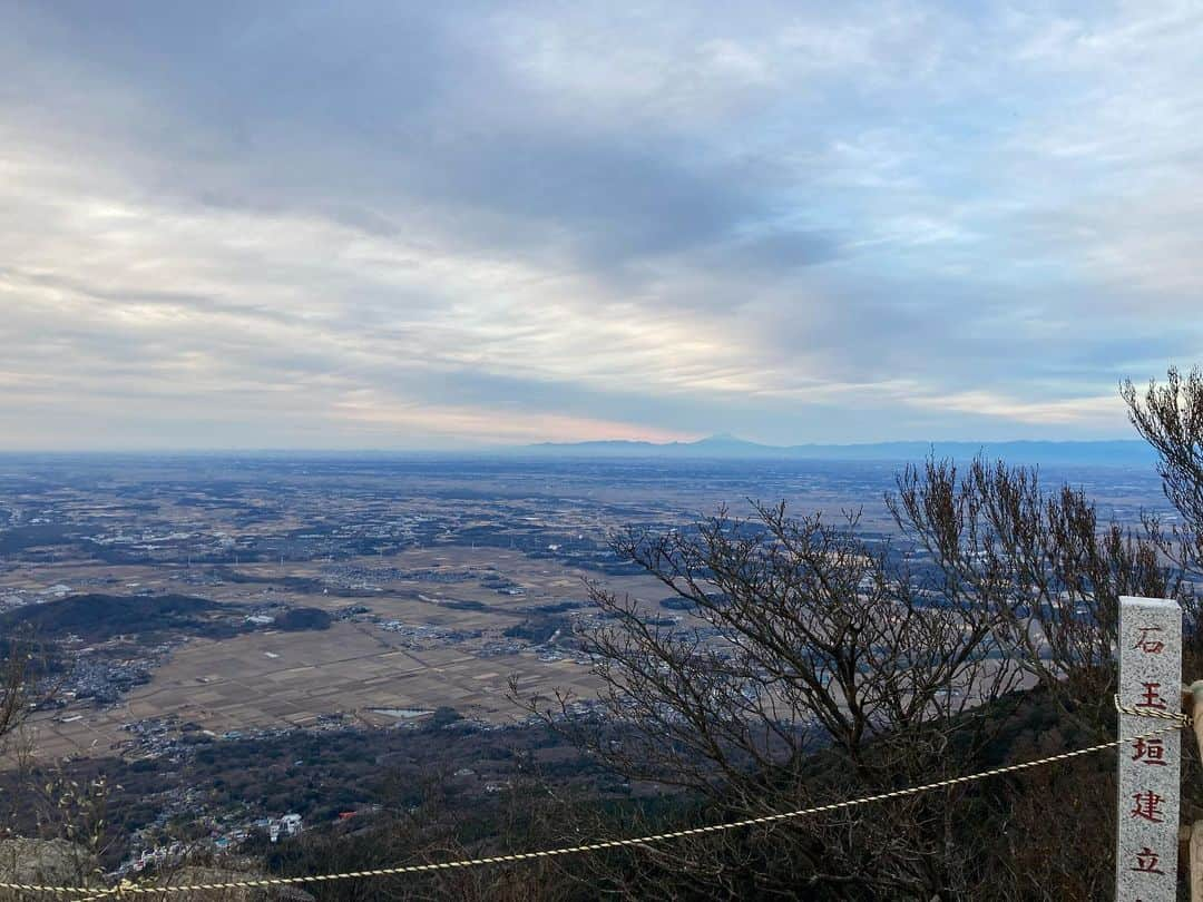 高井和馬さんのインスタグラム写真 - (高井和馬Instagram)「今年も筑波山に登ってパワーをもらってきました⛰ 日の出見たかったのに曇り空 途中であったハート型の石 筑波山のYouTubeライブ 遠目からの筑波山  #2021 #筑波山 #登山 #朝4時起き #疲れた」1月6日 13時10分 - kazuma_takai