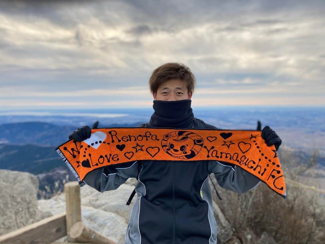 高井和馬のインスタグラム：「今年も筑波山に登ってパワーをもらってきました⛰ 日の出見たかったのに曇り空 途中であったハート型の石 筑波山のYouTubeライブ 遠目からの筑波山  #2021 #筑波山 #登山 #朝4時起き #疲れた」