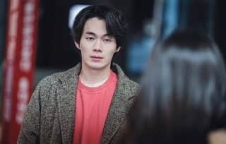 リュ・ギョンスのインスタグラム：「왜 한번쯤 그럴 때 있지 않나요 뭔가 빼앗긴 것 같고 도둑 맞은 것 같고, 충분히 멋있게 쿨한 모습 보여 줄 수 있었는데도 찌질이 대회 1등이라도 하겠다는듯 못난이 모습만 보여주고 시름시름 앓다가 자동 다이어트 되다가 그렇다가..   무튼 어제 재밌게 보셨나요~」