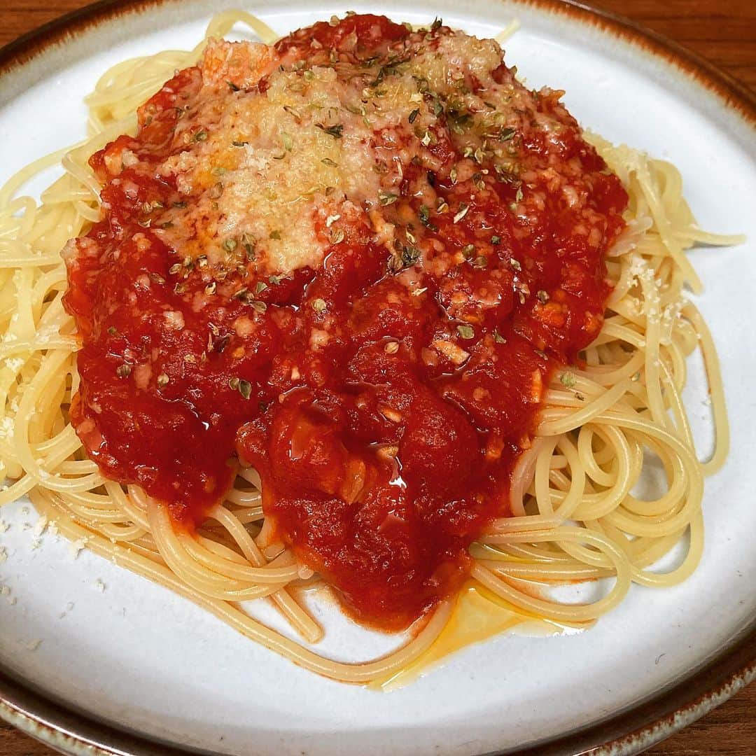 のインスタグラム：「お正月料理を粗方平げたので、今日はパスタ。 パンチェッタ入りのトマトソース あえて仕上げにフライパンでソースと和えずに、パスタの小麦感や混ぜむらを楽しむ。パルミジャーノもたっぷりと。 #桜井食堂　#pasta」