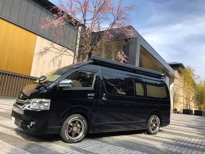 織戸学さんのインスタグラム写真 - (織戸学Instagram)「ハイエース 4WD  一応スタッドレスタイヤに 交換。  YOKOHAMA GEOLANDER  タイヤホイールが、 変わるとハイエースの印象も だいぶ変わるな〜。  やはり タイヤホイールは、 大切な custom itemだな。  #maxorido #yokohama #geolander」1月6日 13時19分 - maxorido