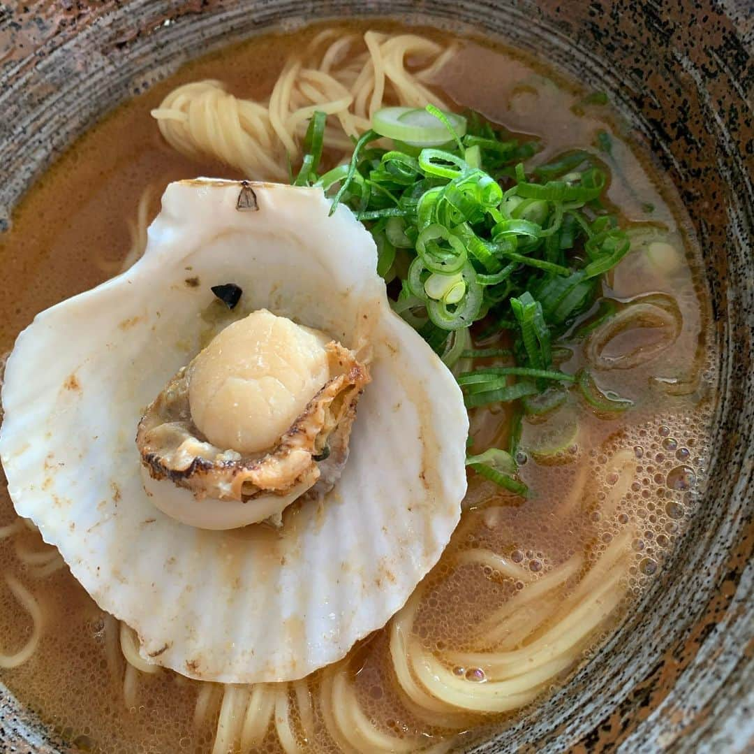 林マオのインスタグラム：「森ちゃんのラーメンフェスタ🍜  つなぐさんの、 北海道味噌らーめん✨ いただきました🦊  スープが美味しい❗️ 飲み干してしまいました…  こっくりとした味噌の 濃厚な味に ホタテの旨味が染み込んで 白ごはんが欲しくなるような しっかりとした味のスープ  麺は細麺で、 これまたつるつると 進みます  美味しかったー❤️  3枚目の写真は カメラマン娘により、 母親多めラーメン写らず… ですが、 私の大満足の顔です😋  #ラーメンフェスタリモート #ラーフェスリモート」