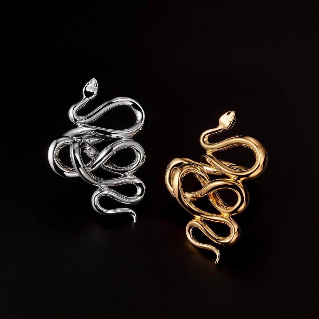 ジャスティンデイビスのインスタグラム：「⠀  “LABYRINTH” Ring ⠀ 迷宮へと誘うような妖艶な蛇、ラビリンスリング、 鱗や柄を全てそぎ落とし、 流れるような曲線の強弱で表現した 手の甲までも華麗に飾る究極のデザイン  ⠀ #justindavis  #ジャスティンデイビス」