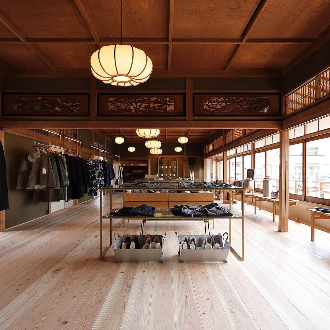 のインスタグラム：「[JOURNAL: snow peak 嵐山]⁠⠀ 2020年8月にオープンした、スノーピークの体験型施設「スノーピークランドステーション京都嵐山」。神社仏閣といった歴史的建造物が多く、美しい自然を感じる京都・嵐山エリアにあります。築100年を超える古民家をリノベーションした施設内には、ストアやカフェを展開。スノーピークのフィルターを通して、その土地の歴史や文化、自然を楽しむ様々な体験を提供しています。⁠⠀ カフェスペース「Snow Peak Cafe」では、KINTOのCERAMIC LABやCASTが使用されています。KINTOの商品を選んだポイントや使い心地についてお話を伺いました。続きはKINTO JOURNALをご覧ください。⁠⠀ （詳しくはLinkin.bioをクリック @kintojapan）⁠⠀ ---⁠⠀ "Snow Peak LAND STATION KYOTO ARASHIYAMA" opened in August 2020 as a place for visitors to experience the Snow Peak brand. Arashiyama is an area in Kyoto best known for its historic temples and shrines surrounded by gorgeous natural scenery. The main building is a traditional Japanese wooden house over 100 years old, which they have renovated to house a store and cafe. The idea behind it is to provide an opportunity to experience Arashiyama’s history, culture and nature “the Snow Peak Way.”⁠⠀ "Snow Peak Cafe" in the Land Station offers food and beverages with KINTO’s CERAMIC LAB and CAST. We asked Snow Peak why they chose KINTO.⁠⠀ See the full article on KINTO JOURNAL.⁠⠀ (see linkin.bio @kintojapan)⁠⠀ ---⁠⠀ Share your KINTO items with #mykinto for a chance to be featured.⁠⠀ .⁠⠀ .⁠⠀ .⁠⠀ #kinto #キントー #simpledesign #tableware #houseware #homedecor #simplelifestyle #lifestyle #シンプルデザイン #インテリア #暮らしの道具 #暮らしを楽しむ #シンプルな暮らし #丁寧な暮らし」