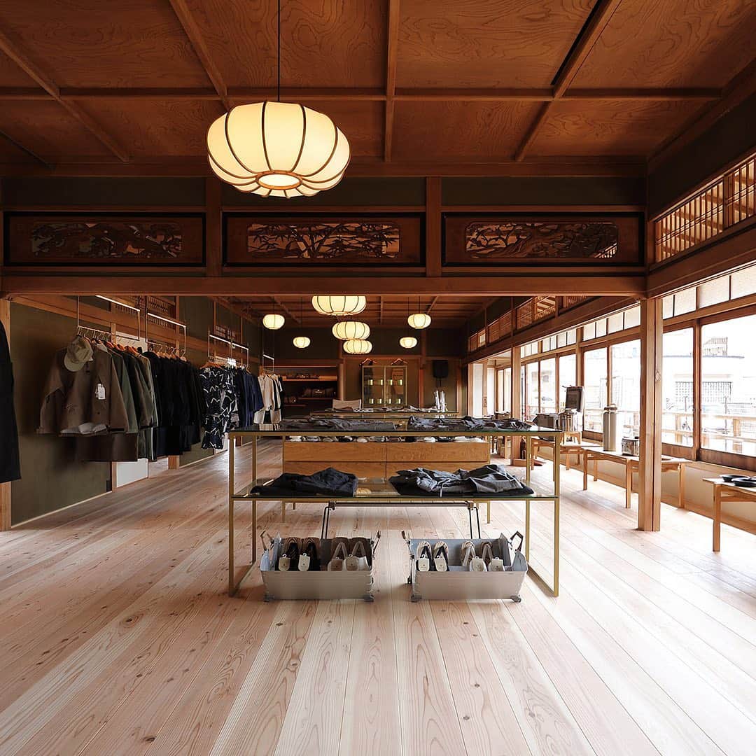 KINTOさんのインスタグラム写真 - (KINTOInstagram)「[JOURNAL: snow peak 嵐山]⁠⠀ 2020年8月にオープンした、スノーピークの体験型施設「スノーピークランドステーション京都嵐山」。神社仏閣といった歴史的建造物が多く、美しい自然を感じる京都・嵐山エリアにあります。築100年を超える古民家をリノベーションした施設内には、ストアやカフェを展開。スノーピークのフィルターを通して、その土地の歴史や文化、自然を楽しむ様々な体験を提供しています。⁠⠀ カフェスペース「Snow Peak Cafe」では、KINTOのCERAMIC LABやCASTが使用されています。KINTOの商品を選んだポイントや使い心地についてお話を伺いました。続きはKINTO JOURNALをご覧ください。⁠⠀ （詳しくはLinkin.bioをクリック @kintojapan）⁠⠀ ---⁠⠀ "Snow Peak LAND STATION KYOTO ARASHIYAMA" opened in August 2020 as a place for visitors to experience the Snow Peak brand. Arashiyama is an area in Kyoto best known for its historic temples and shrines surrounded by gorgeous natural scenery. The main building is a traditional Japanese wooden house over 100 years old, which they have renovated to house a store and cafe. The idea behind it is to provide an opportunity to experience Arashiyama’s history, culture and nature “the Snow Peak Way.”⁠⠀ "Snow Peak Cafe" in the Land Station offers food and beverages with KINTO’s CERAMIC LAB and CAST. We asked Snow Peak why they chose KINTO.⁠⠀ See the full article on KINTO JOURNAL.⁠⠀ (see linkin.bio @kintojapan)⁠⠀ ---⁠⠀ Share your KINTO items with #mykinto for a chance to be featured.⁠⠀ .⁠⠀ .⁠⠀ .⁠⠀ #kinto #キントー #simpledesign #tableware #houseware #homedecor #simplelifestyle #lifestyle #シンプルデザイン #インテリア #暮らしの道具 #暮らしを楽しむ #シンプルな暮らし #丁寧な暮らし」1月6日 13時32分 - kintojapan