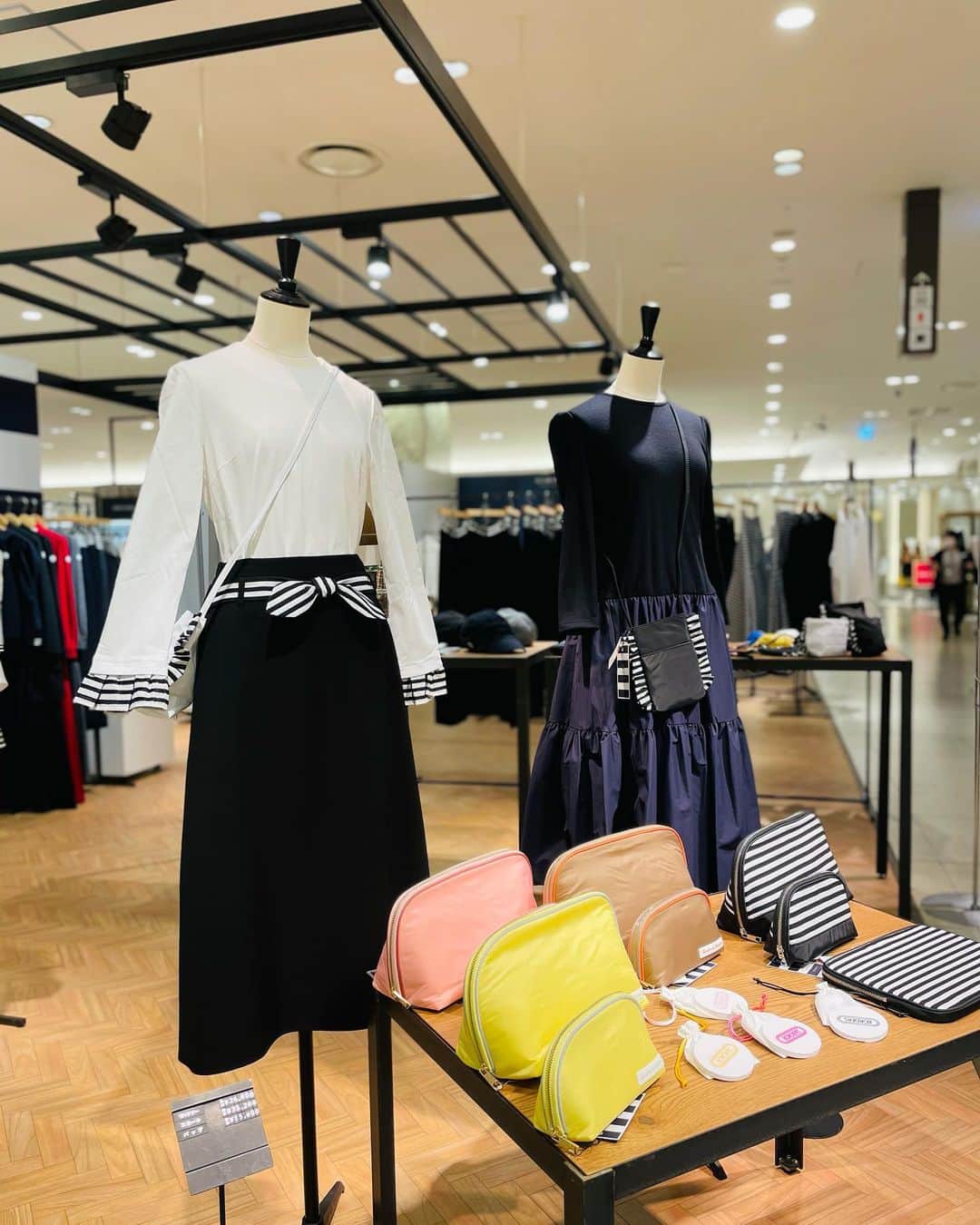 BORDERS at BALCONYのインスタグラム：「本日から始まりました、BORDERS at BALCONY POP UPイベントイン大阪うめだ阪急！  全国を回ってきたイベントも今回の梅田の開催でとうとう最後です！ お待ちいただいていた方、ありがとうございます😊  人気の限定品や小物に加えて、 クリアランスセールも始まったうめだ阪急、見逃せません👀✨  コロナの感染拡大も止まりませんが、ご来場には、みなさま十分ご注意くださいませ🙇‍♀️ 今回のうめだ阪急でのイベントは、阪急オンラインストアでも同時開催しています🛍ので、安心してお楽しみいただければと思います☺️☺️ 詳しくは、 @hankyu_lobby のアカウントをご覧ください📱 お見逃しの無いように✨✨  #bordersatbalcony #ボーダーズアットバルコニー  #うめだ阪急 #コトコトステージ」