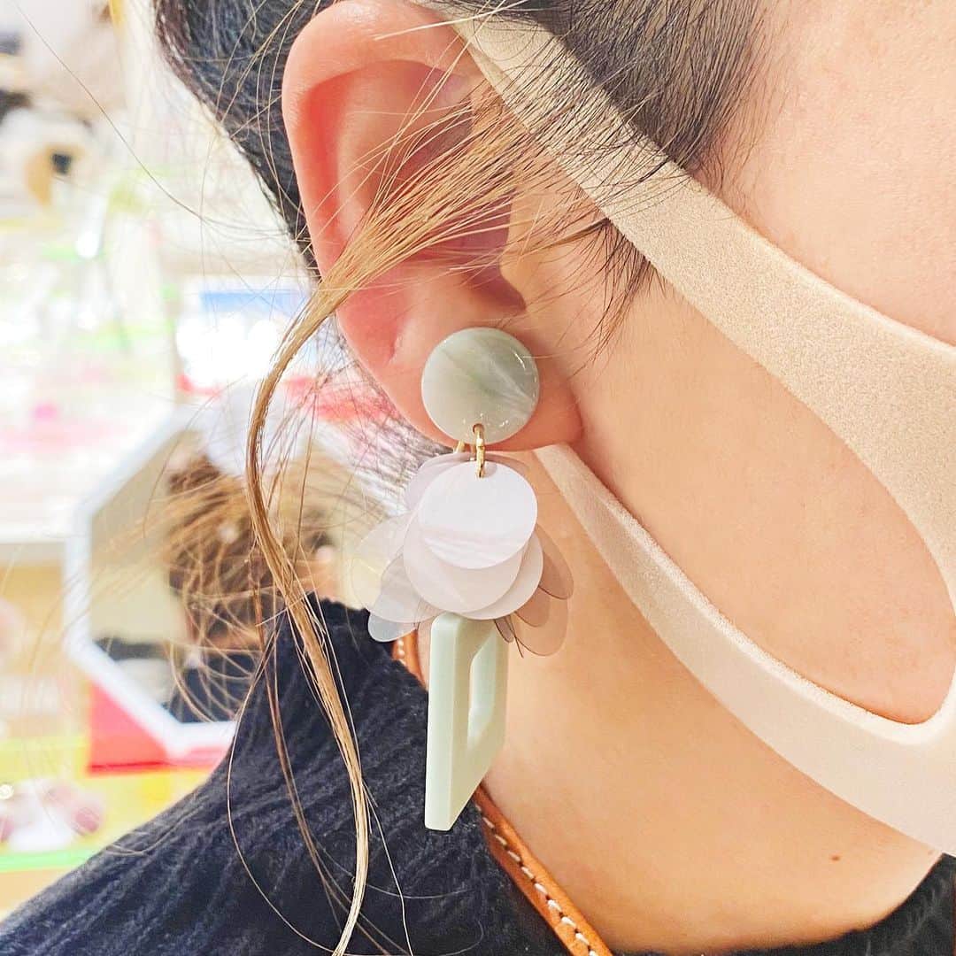 天王寺ミオさんのインスタグラム写真 - (天王寺ミオInstagram)「個性的なデザインが可愛いおすすめアクセサリーをご紹介♪ . ●RING 大振りで遊び心満載なインパクトあるデザインがポイント♡ ボリューム感のあるデザインからシンプルで大人可愛いデザインまで種類豊富にご用意! ハンドメイドの1点物であなただけのお気に入りのアイテムを見つけてみてはいかがでしょうか♪ . ※1月末で4F店舗終了、移転致します。(移転日は未定) . 商品の詳細は店舗へお問い合わせください。 ーーーーーーーーーーーーーーーーーーーーーーーーーー 天王寺ミオ 本館4F ラララ バイ プレイグラウンド TEL：06-6770-1077 ーーーーーーーーーーーーーーーーーーーーーーーーーー #ラララバイプレイグラウンド  #colorfield #天王寺ミオ #tennojimio #天王寺mio #텐노지미오 #関西 #간사이 #osaka #오사카 #大阪 #tennoji #텐노지 #天王寺 #あべの #ring #イヤリング#ピアス #アクセサリー #アクセ #ハンドメイド #雑貨#デザインアクセ #ringシリーズ #ハンドメイドアクセサリー #大振り」1月6日 13時35分 - tennojimio_official