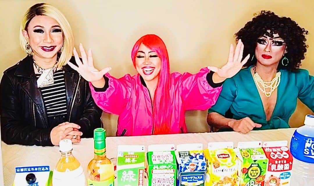 ルナのインスタグラム：「今回のLUNAチャンネルは？！. 新年も変わらず元気に揉めておりますD3🤣🤣🤣 炭酸マシーンを使って色んな飲み物を炭酸飲料にしてどれが美味しいかを検証しよー‼️‼️. 凄い結果になってるから是非ご覧下さいまーせ🎍. #ドラァグクイーン  #サマンサアナンサ  #枝豆順子 #炭酸水 #sodastream」