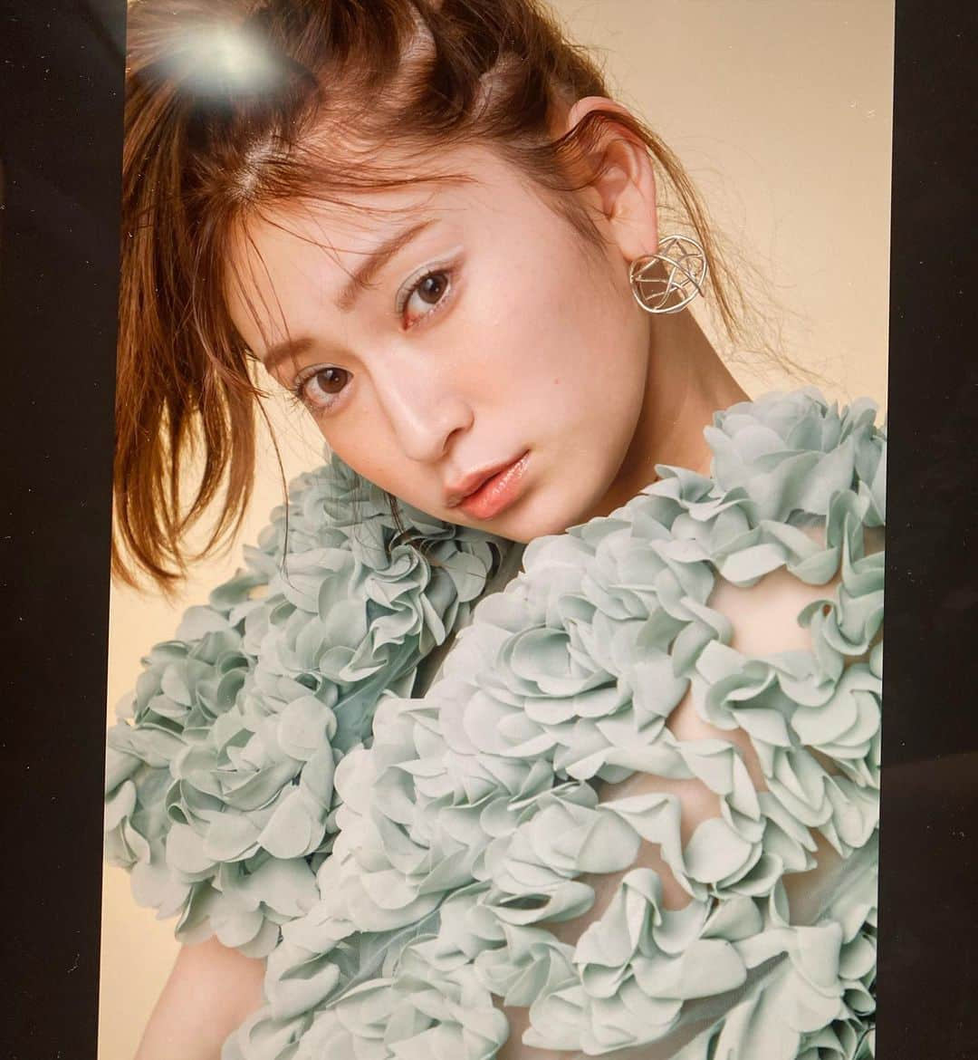 吉田朱里さんのインスタグラム写真 - (吉田朱里Instagram)「Ray💚🤍おきにいりカット☁️ 表紙だよぉぉぉ🌈✨ 新年一発目嬉しいですね！ チェックしてくれたかな？ #Ray #アカリン #吉田朱里 #アカリンをプロデュース」1月6日 13時42分 - _yoshida_akari