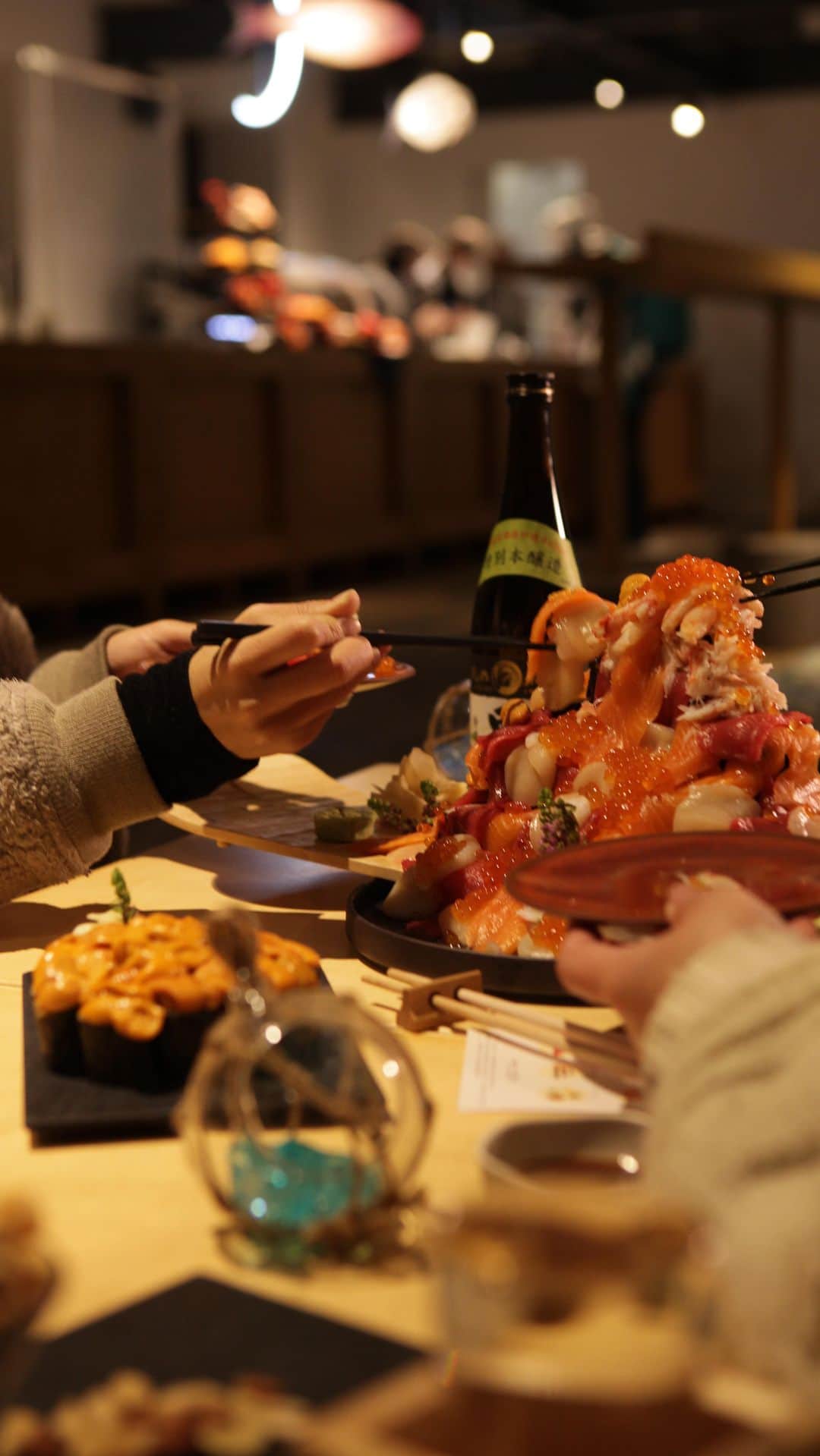 星野リゾート　トマムのインスタグラム：「2020年12月1日～2021年3月31日の期間に、「海鮮こぼれフェス」を開催しています。これは、イクラやカニ、ウニなどの海鮮をご飯の上からこぼれるぐらい豪快に盛り付けられた寿司を堪能できるイベントです。3回目の開催となる今回も、こぼれ寿司をさらに贅沢に盛り付けた「メガこぼれ寿司」を提供しています。  #HoshinoResorts #星野リゾート #tomamu #hoshinoresortstomamu #星野リゾートトマム #トマム #risonaretomamu #リゾナーレトマム #risonare #リゾナーレ #北海道 #Hokkaido #北海道旅行 #星野集團 #Hokkaidotrip #Japan #japantravel  #スキー #スノーボード #スキー場 #星野TOMAMU度假村 #星野集團 #滑雪 #滑雪胜地  #ski #snowboard #powdersnow #海鮮 #海鮮こぼれフェス」