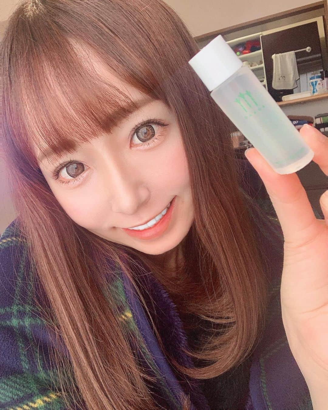 華月咲（さーちゃん）さんのインスタグラム写真 - (華月咲（さーちゃん）Instagram)「0106 ひるさーちゃん\( ･ᴗ･ ) 岡田さんのクレンジング使ってから ほんとに肌の調子良いから幸せ〜☺️✨ 素材でこんなに変わるんだなって衝撃！ ブランドだけ、値段だけじゃなくて ちゃんと使ってる成分見ようと思った💋 さて、年始も元気に過ごそうね〜( *ˊᵕˋ )💕 ・ ・ #クレンジング #無添加クレンジング #さとうきび #スクワラン #肌荒れ #敏感肌 #アトピー #無添加工房 #okada #岡田 #界面活性剤 #無添加化粧品 #無添加 #保湿 #美肌 #潤う #完全無添加 #無添加工房OKADA #肌トラブル #オーガニック #岡田クレンジング #岡田石けん #岡田ローション #岡田美容オイル #岡田美容クリーム #岡田UVミルク #ボタニカル #合成界面活性剤無添加 #monipla #mutenka_fan」1月6日 13時45分 - sachan_0109