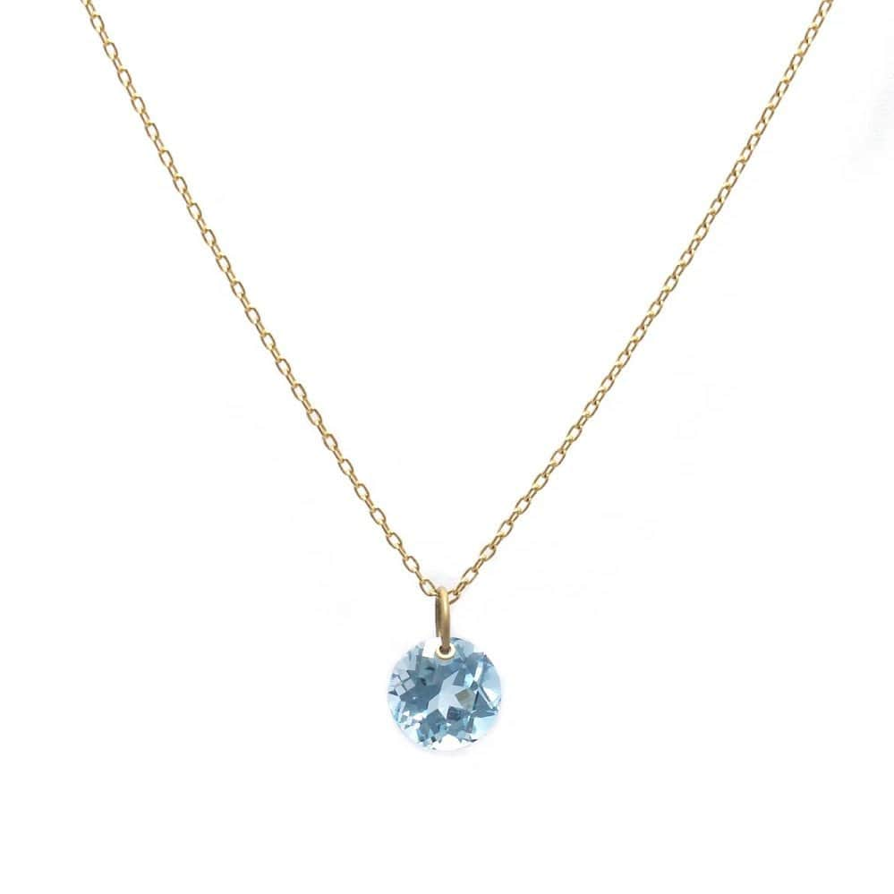 ミキアのインスタグラム：「k18 round sky blue topaz necklace﻿  空の様なカラーとカットが美しいblue topaz 私達は石を主役にした jewelryを作るときにいつも考えるのが 極力石を留める地金を少なくして お肌と直接触れて欲しいと思っています。  このネックレスはどの角度から見ても 美しいカットと輝き いつもHeart ✳︎心✳︎のそばにいるようなイメージのデザインです。  現在フジテレビ 月9ドラマ「監察医朝顔」にて、上野樹里さんにご着用頂いております。﻿ @mikiajewelry #bluetopaz#neacklace #監察医朝顔2#月9#上野樹里さん」