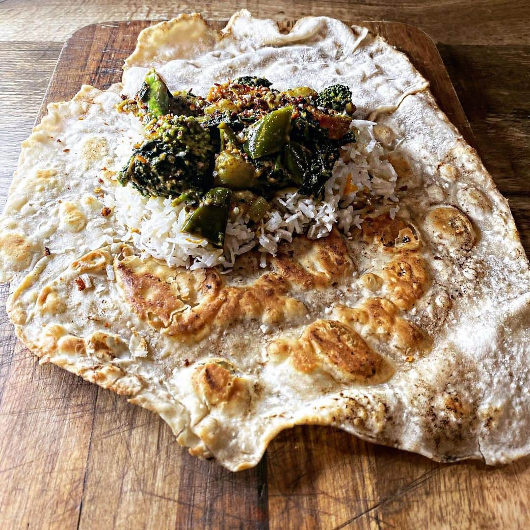 ケリスのインスタグラム：「Roti , sweet coconut rice , winter vegetable curry , a sprinkle of cold pressed Meyer lemon turmeric smoked sea salt ! Pow 💥! #plantbased #veggies #flavor #delicious #farm #healthyfood」
