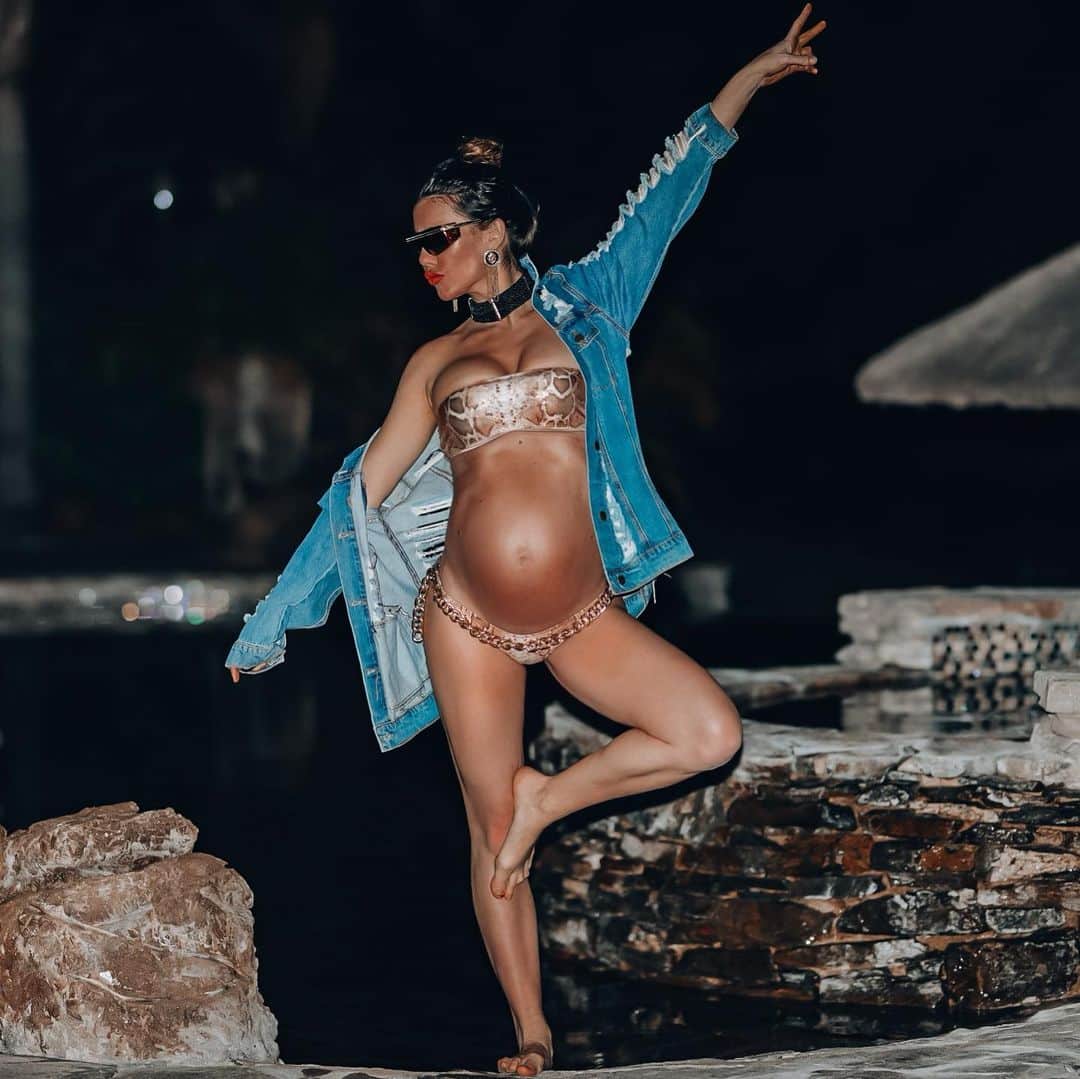 ジャクリーン・マッキネス・ウッドのインスタグラム：「Dat late night dip tho... What do you think I’m having ? Boy or Girl?」