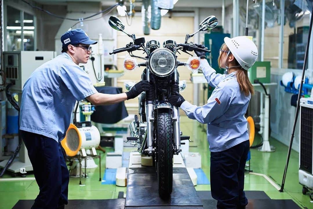 ヤマハ バイクさんのインスタグラム写真 - (ヤマハ バイクInstagram)「【匠が組み上げる、魂のエンジン】﻿ ﻿SR400のエンジン1基の部品点数、約600点。それらをゼロから完成まで組み立てる工程は、たった一人のクラフトマンによって行われます。﻿ ﻿ #ヤマハの手 #YAMAHAが美しい #セル生産 #クラフトマンシップ ﻿#craftmanship #SR400 #yamahasr400 ﻿  ※撮影は2019年6月に行われました﻿ ﻿〜〜〜〜〜〜〜〜〜〜〜〜〜〜〜〜〜﻿﻿ ﻿ ■熟練のクラフトマンたちによる「セル生産」の現場﻿ ﻿ 「SR400」のエンジンは、そのシンプルな構成と機能美で多くのファンに愛されてきた。しかし、単気筒とは言えモーターサイクルの心臓である。人びとが思い描くほどその構造は簡素なものではない。部品点数、およそ600点。その一つひとつを精緻に組み上げることで、あの心地良いサウンドと鼓動が生み出される。「SR400」のエンジン組み立ては、高級腕時計のようにたった一人のクラフトマンがゼロから完成までのすべてを担う。習熟した作業者でも1基組み上げるのに1時間を要する重厚感のある仕事だ。気が遠くなるほどの時間をエンジン部品と向き合い続け、通算約3,000基ものSRエンジンを組み上げてきた匠も存在する。﻿ ﻿ ﻿ ■セル生産。別名、匠の職場。﻿ ﻿ ヤマハ発動機のモーターサイクル組立工程は、大きく3つ生産方式に分類される。そのうち生産量が最も多いのは分業流れライン。約70mのラインの上で、50人ほどが分業して1台の製品を組み上げていく。一方、大型ショートラインは、生産量の少ない大排気量車専用の短いライン。モジュールごとに振り分けられた数か所のステーションで、それぞれ2人ずつの作業者がチームで組み立てを進めていく。そして最後に「セル生産」。別名「匠の職場」とも呼ばれている。﻿ ﻿ セル生産とは、一人もしくは少人数の作業者が、製品の完成までの組み立てを担う生産方式。カメラや腕時計といった精密機械の組み立てで脚光を集め、ヤマハでも2010年頃から一部の製品の組み立てに導入した。モーターサイクルの量産工場におけるセル生産方式は、極めて稀有な存在と言える。﻿ ﻿ ■狙って、出す。ど真ん中。﻿ ﻿ 「SR400」のエンジン組み立ては、エンジン1基の完成まですべての工程を一人のクラフトマンが担う。約600点の部品から1基のエンジンに組み上げるためには、当然ながら部品点数を超える手の動きが必要だ。これを要素数という。量産ラインであれば一人の作業時間は1～2分。要素数もおよそ10～60程度。しかしSRエンジンのセル生産では要素数は600以上となり、熟練者でも1時間はかかる。﻿ ﻿ 「大切にしているのは、向上心と集中力」。これまでに3,000基ものSRエンジンを組み上げてきた熟練者はこう話す。この職場に抜擢された頃、1基組み上げるのに約90分もの時間を費やした。それがいまでは50分強。どこでロスが起こるのか、どこにミスが潜んでいるのか、考え続けることでピッチを上げてきた。時間の余裕はより高い精度の追求というモチベーションを生み出した。「たとえばバルブクリアランスの調整。ど真ん中を狙って出す」。よし！最高の性能を与えられたという達成感が身体を貫く。﻿ ﻿ ﻿ ■儀式。そして、職業病。﻿ ﻿ クラフトマンの仕事の終わりには儀式がある。1時間にわたって格闘の舞台となった作業台を磨きあげる。一心不乱に。感謝を込めて。それに納得すると、やがて丁寧な手つきで治具類を並べ直す。わずかなずれも許さない。許せない。あたりを見渡し、台車が正しい位置に正しい向きで並んでいるか、床にケミカル類の汚れはないかと順を追って確認し、その儀式は終わる。ふぅっと短い息が漏れる。﻿ ﻿ クラフトマンによって組み上げられたエンジンは、車体組み立てのセル生産職場に送られてフレームに懸架された後、完成検査場へと進んでいく。検査員によってキックが踏み下ろされると、数時間前までバラバラだった600点の部品に火が入った。ド、ド、ドドド。街を走る「SR400」の音にも、つい耳を澄ましてしまうのは職業病か。「よし、いい音だ。ど真ん中の音だ」。誰にも負けないという自負を持つ、バルブクリアランスの工程がふと頭に蘇る。」1月6日 14時02分 - yamaha_bike