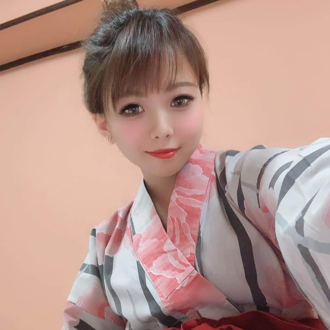 さきのインスタグラム：「浴衣🏮👘 . . 着方間違えてしもーたから 反転してみたんだけど、 全然顔違く見えるのは わたしだけ？笑 . . #岐阜 下呂温泉 #温泉 #観光スポット #浴衣」