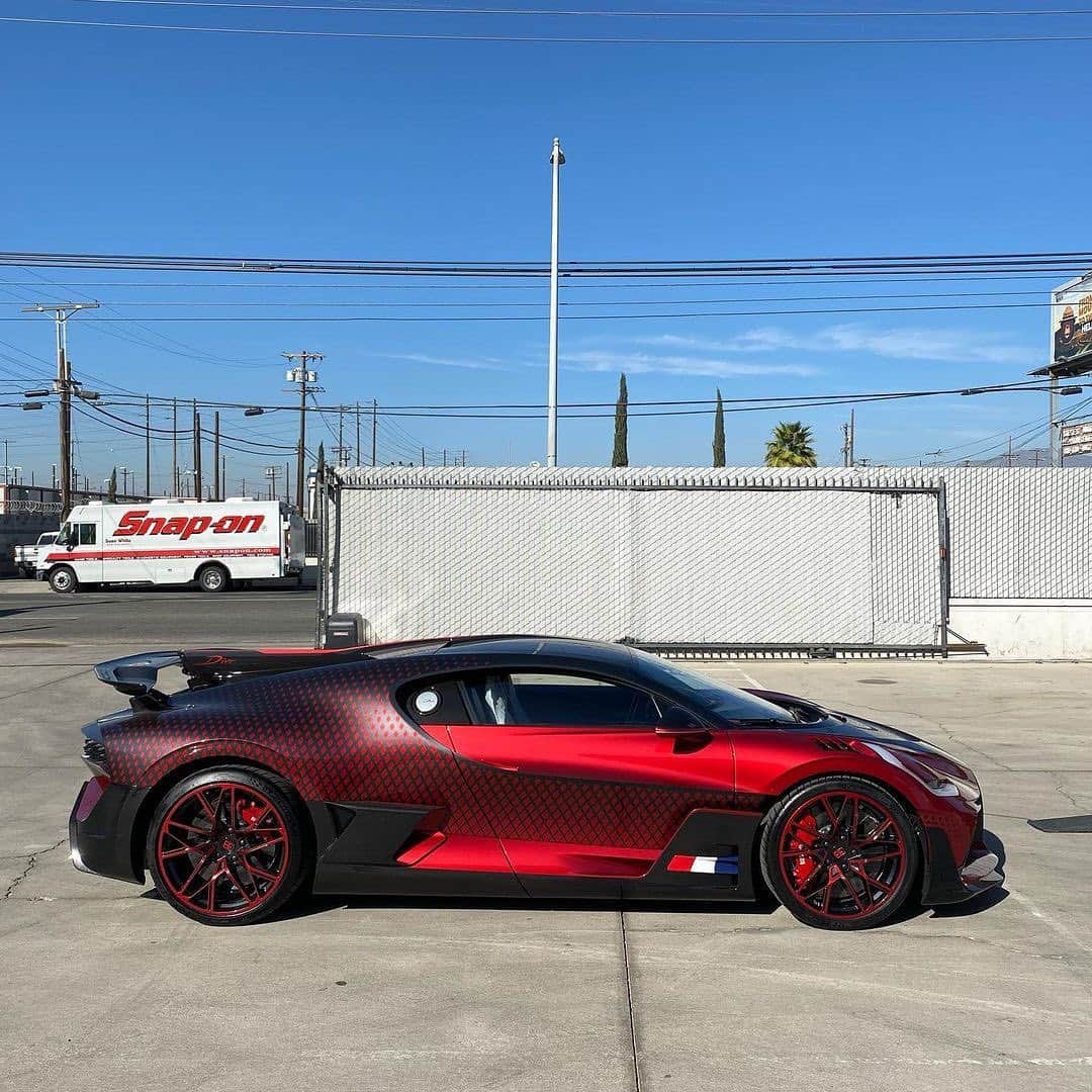CARLiFESTYLEさんのインスタグラム写真 - (CARLiFESTYLEInstagram)「Check out this Bugatti Divo spec! Photos by @thestradman congrats to @officialbugattihellbee 🙏🏽#carlifestyle」1月6日 14時23分 - carlifestyle