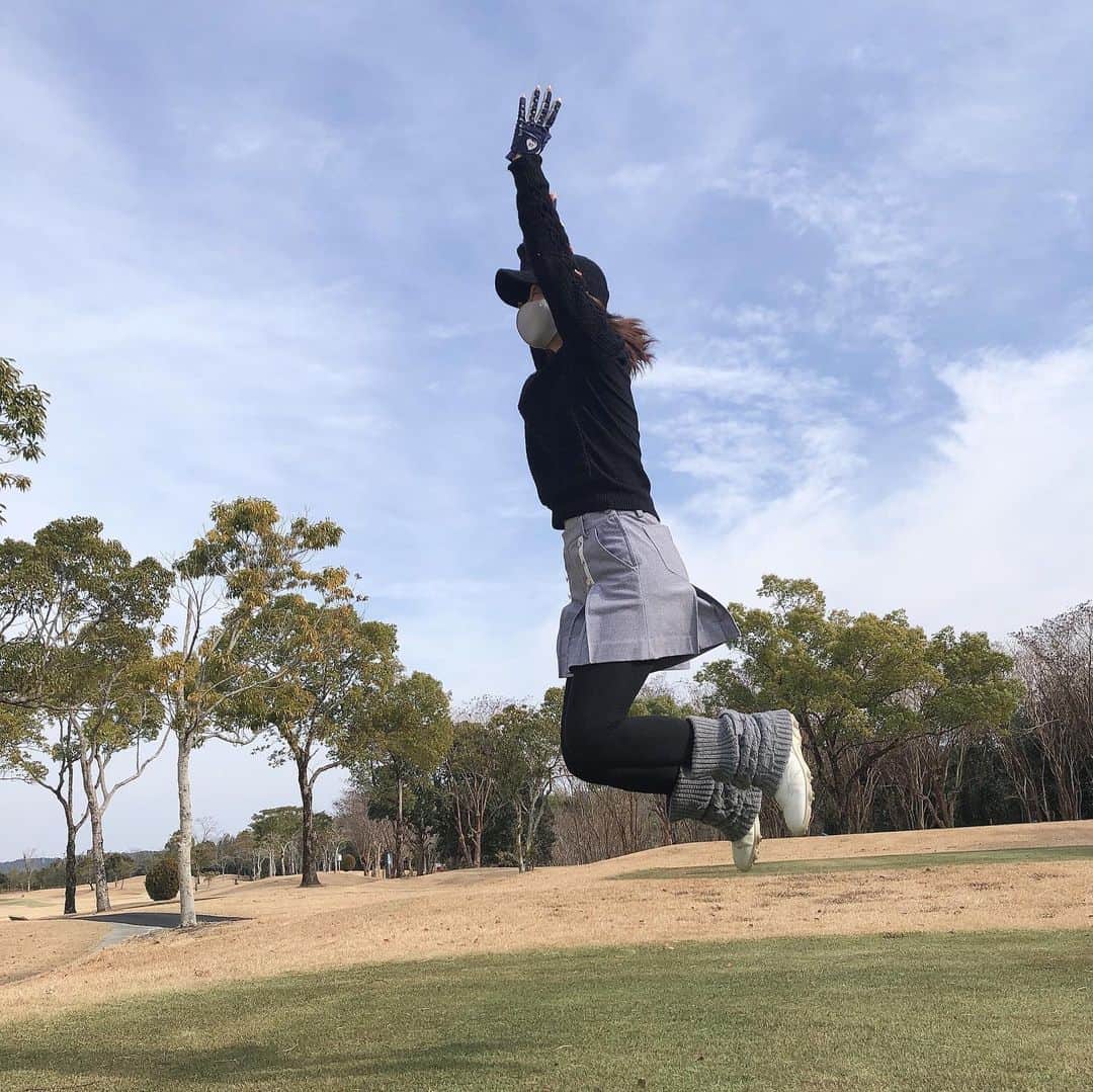 宮崎宣子さんのインスタグラム写真 - (宮崎宣子Instagram)「宮崎ゴルフ⛳️🏌️‍♀️ 意外と寒くて、、、 天気はいいけど、 一見常夏に見えますが、 気温10℃😂🏝 それでも楽しい初打ちでした😍  #宮崎ゴルフ #初打ち #ゴルフウェア #archivio」1月6日 14時20分 - miyazaki_nobuko