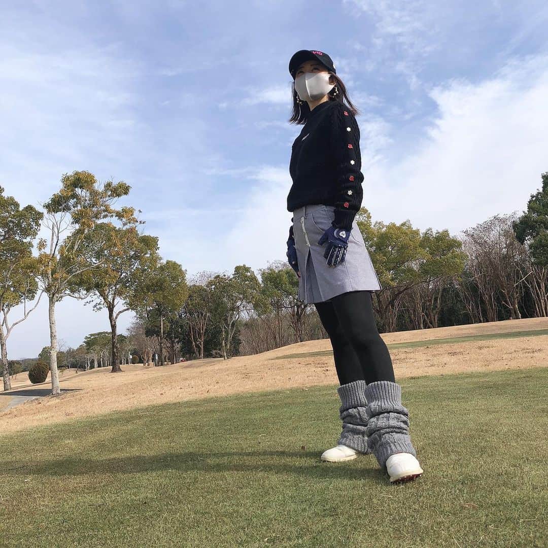 のインスタグラム：「宮崎ゴルフ⛳️🏌️‍♀️ 意外と寒くて、、、 天気はいいけど、 一見常夏に見えますが、 気温10℃😂🏝 それでも楽しい初打ちでした😍  #宮崎ゴルフ #初打ち #ゴルフウェア #archivio」