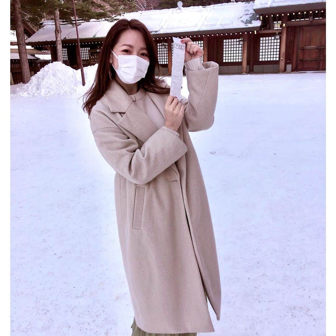 芳賀愛華のインスタグラム：「. 初詣⛩✨✨ 今年は大吉😍やった☺️✌️ みなさん何吉できたか？☺️ 本厄なので厄払いしてもらいました☺️✨ . . 今日は18時からdonkchannel生配信💓 新年1回目はsaoriちゃんとharukaと3人で☺️ 楽しみーー☺️✨✨✨✨ . . . #北海道神宮#おみくじ」