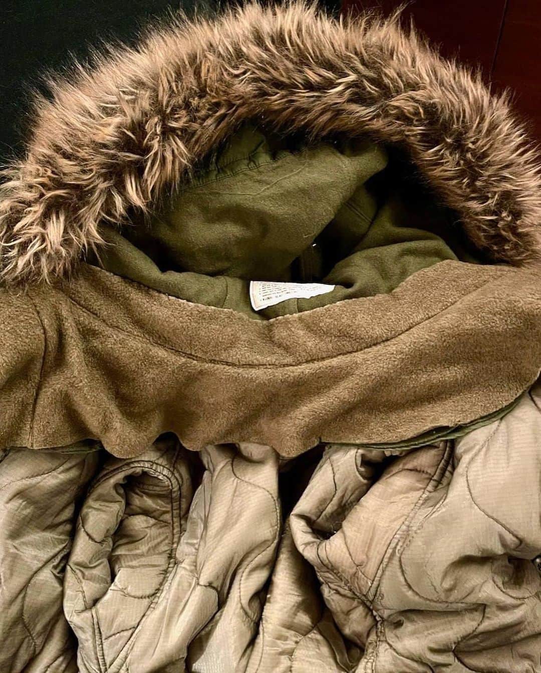 大沢伸一さんのインスタグラム写真 - (大沢伸一Instagram)「この冬はダウンジャケットを新調する代わりに、手持ちのモッズコートの襟のうち側、くびに直接当たる部分をふわふわのフリースを縫い付けるカスタムをした。﻿ ﻿ついでに胸にIAFBのHANDSOME PUNKワッペンもアイロンでペタ。﻿  因みに去年は襟のフェイクファーを取り替えた。元の白い化繊丸出しよりは良くなったとおもってる。 ﻿ 消費欲増えた減ったの問題じゃなくて、欲しいものを自分で考え出したり、手を加える楽しみが気分なんだと思う。﻿ ﻿ #IAFB #RHYMESO #handsomepunk」1月6日 14時30分 - shinichiosawa