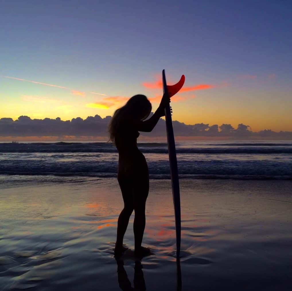 フェリシティー・パルマティアーのインスタグラム：「A candid bts while shooting Skin Deep. This was on an East Coast Australian beach, that at any other time of the day might be quite populated 😂   🔗 Click the link in my bio to watch Skin Deep.   photo: @pixjj   #FlickPalmateerSkinDeep」