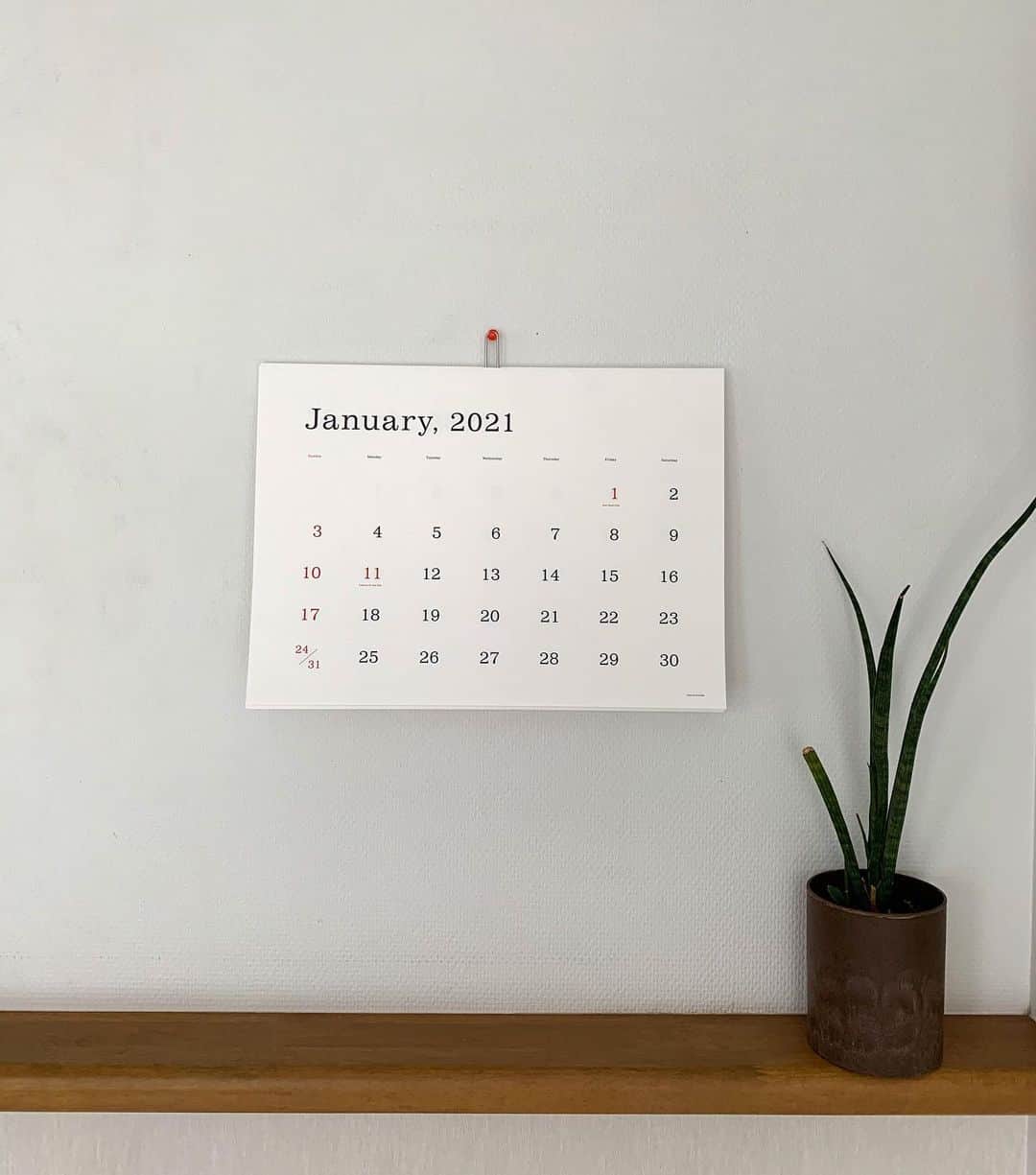 駒田奈美さんのインスタグラム写真 - (駒田奈美Instagram)「・ ・ ・ 『カレンダー』 ・ ・ ここ数年毎年飾っている 葛西薫さんデザインのカレンダー ・ ・ シンプルなのでお気に入り❤︎ ・ ・ ・ 新しいカレンダーを飾ると 気持ちを新たに、今年も頑張ろーと思う私です(＾ｰ^)♪ ・ ・ ・ #駒田奈美#オスカープロモーション#モデル#アラフィフ#カレンダー#葛西薫#葛西薫カレンダー #シンプル#デザイン#気持ちを新たに#頑張ろう」1月6日 14時26分 - nami.komada