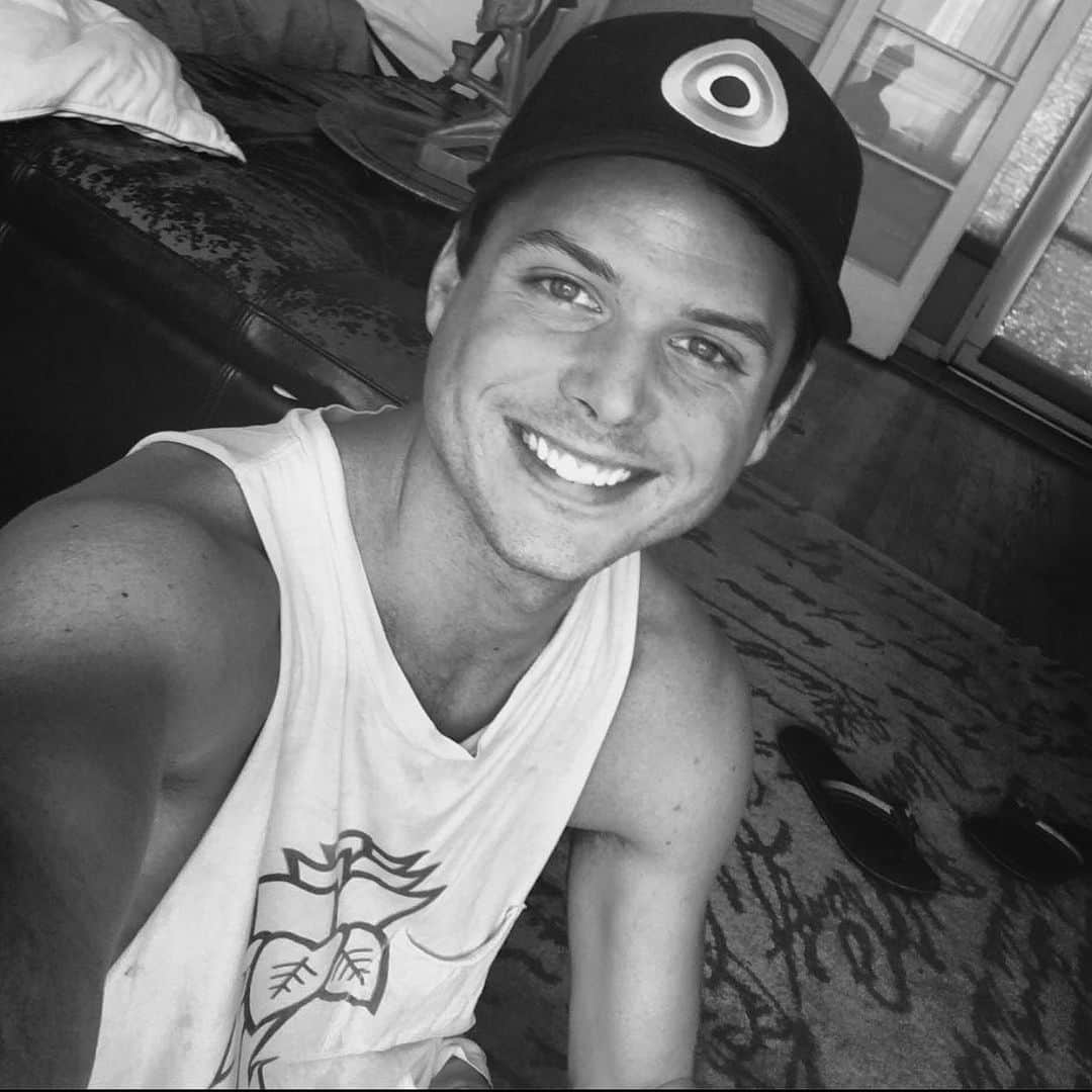 ルーシー・ヘイルのインスタグラム：「I will always remember you this way, Drew.  Yesterday we got the devastating news that we lost an undeniably special soul. Drew & I had been buds since we were teens. He was one of my first friends in LA and we grew up together. Some of my best, funniest and silliest memories in my life are with and because of him.  If you knew him, you know that he was mind numbingly funny and had the most incredible spirit. The kind of humor that brought you to your knees. We took trips, trekked around with @annebreiter , cried, laughed until we cried, brunched, listened to songs on repeat...He was kind, compassionate, so smart, SO FUNNY and it is an unimaginable loss for all that knew him.  His sensitive heart and empathetic way about him did not go unnoticed.  Very rarely do you have a connection with someone where you don’t have to say a word.  I could sit in silence with Drew and he would just get it. He ALWAYS let the people he loved know how special they were. Even when he couldn’t see how magnificent he was, he made others feel seen and heard.  Thank you for the ear I needed when I was struggling, the shoulder I needed when I felt like no one understood me. I’ll never be able to hear Rihanna and not think of the million replays of her songs we had over the years. Thank you for your friendship and unwavering support. I will miss you forever and I’ll see you on the other side sweet one and I know you are finally at peace ♥️ please send out prayers for his family (his amazing brother Brandon & mother Delaney) who need them & for my sweet @annebreiter 🙏🏼」