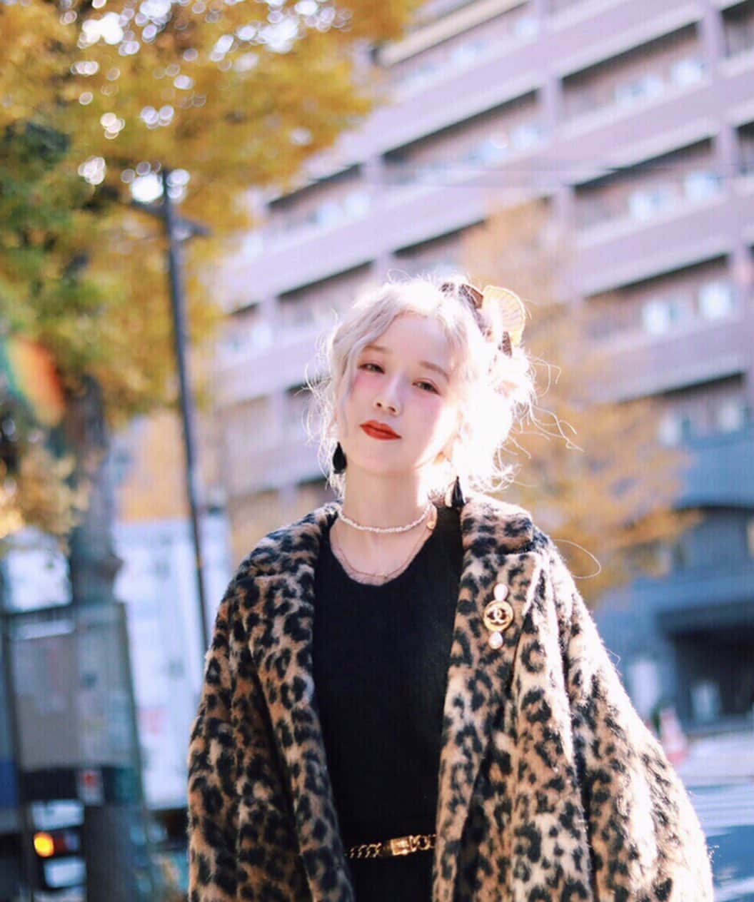 Etsuna otsukAさんのインスタグラム写真 - (Etsuna otsukAInstagram)「ホワイトヘアカラーのほうがいい？ピンク卒業しますかな？ 大好きなシアタープロダクツ、最近セールして、めっちゃ安くなってます、爆買い😂 #シアタープロダクツ  #theaterproducts」1月6日 14時28分 - etsunaotsuka