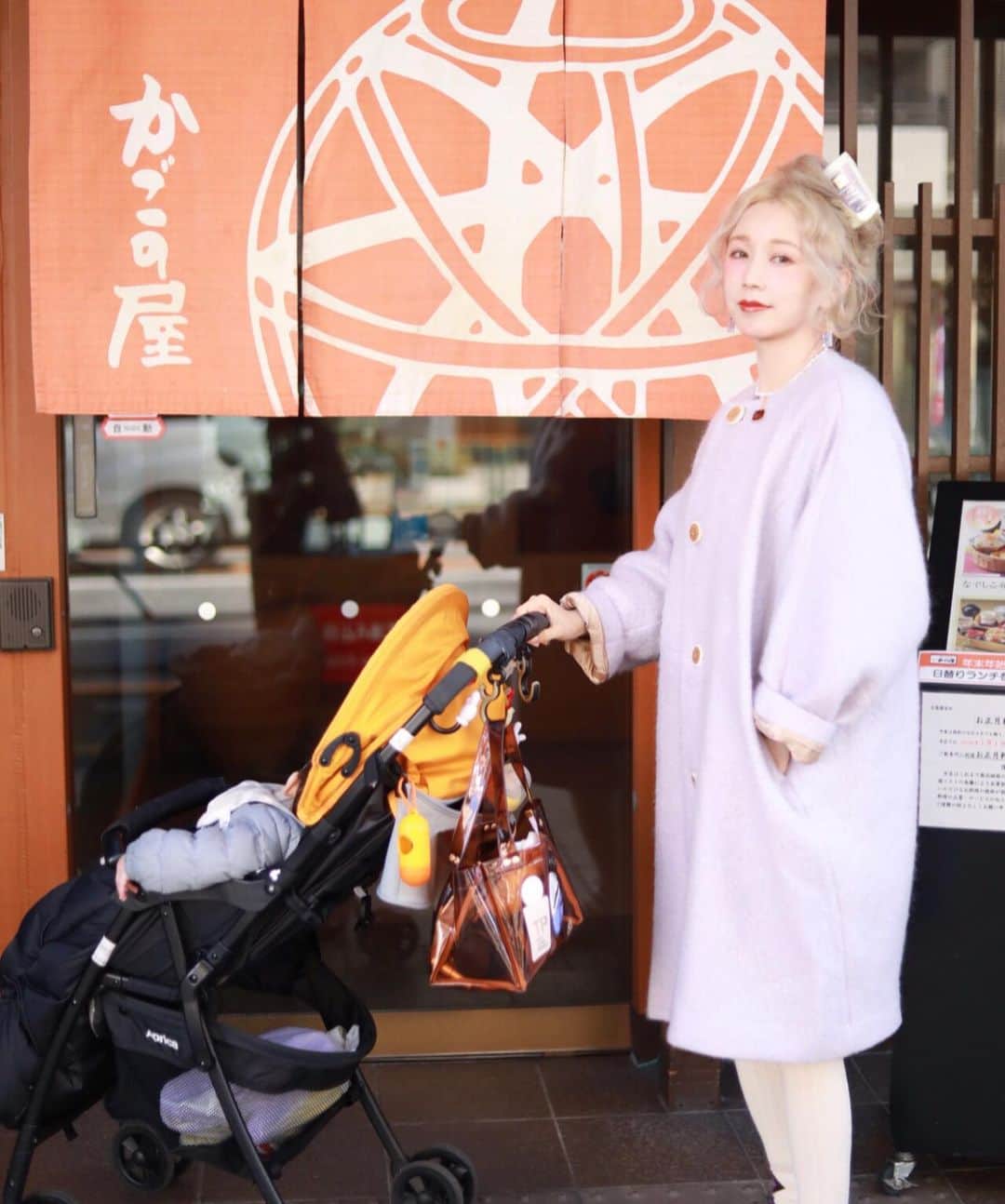 Etsuna otsukAさんのインスタグラム写真 - (Etsuna otsukAInstagram)「ホワイトヘアカラーのほうがいい？ピンク卒業しますかな？ 大好きなシアタープロダクツ、最近セールして、めっちゃ安くなってます、爆買い😂 #シアタープロダクツ  #theaterproducts」1月6日 14時28分 - etsunaotsuka