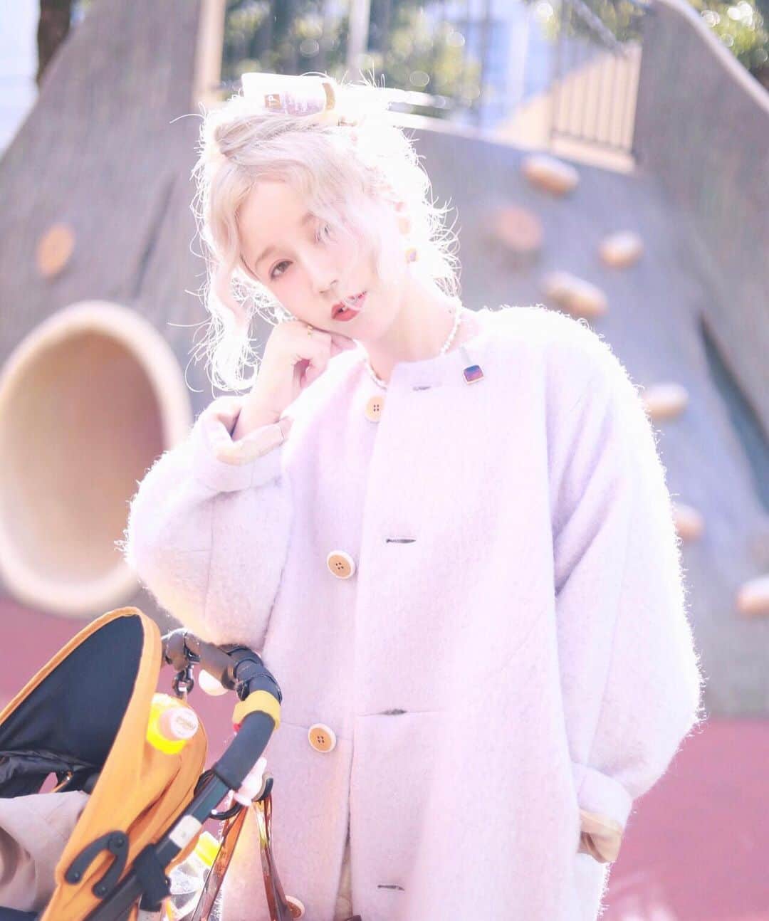 Etsuna otsukAさんのインスタグラム写真 - (Etsuna otsukAInstagram)「ホワイトヘアカラーのほうがいい？ピンク卒業しますかな？ 大好きなシアタープロダクツ、最近セールして、めっちゃ安くなってます、爆買い😂 #シアタープロダクツ  #theaterproducts」1月6日 14時28分 - etsunaotsuka
