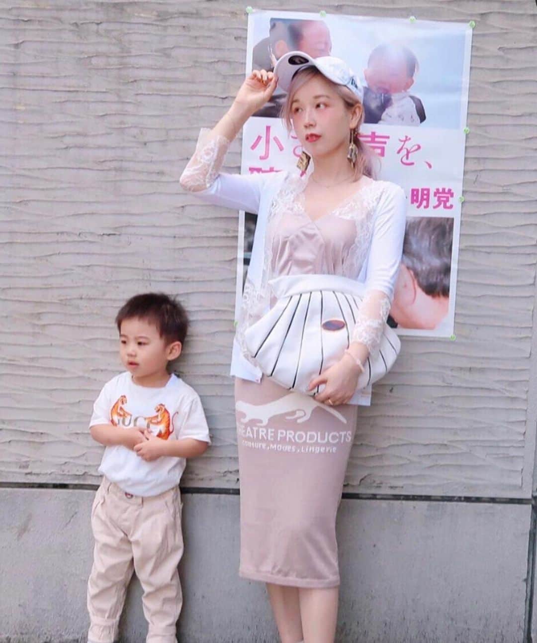 Etsuna otsukAさんのインスタグラム写真 - (Etsuna otsukAInstagram)「ホワイトヘアカラーのほうがいい？ピンク卒業しますかな？ 大好きなシアタープロダクツ、最近セールして、めっちゃ安くなってます、爆買い😂 #シアタープロダクツ  #theaterproducts」1月6日 14時28分 - etsunaotsuka