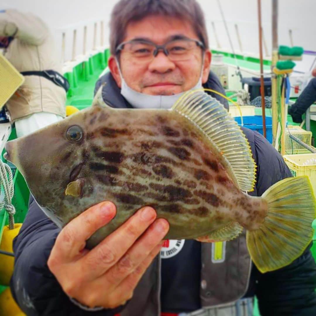 乾雅人のインスタグラム：「あけましておめでとうございます。 何度も言いますか「釣りとサウナと旨いモノ」を嗜めば人生は何十倍も楽しめます。 初釣りで念願のカワハギ30cmオーバーを釣ったので、これで新年が明けたことにします。 釣った魚を自分で調理して食べるまでが魚釣り。カワハギ美味い！ あと、記念のステッカーをもらいました。」