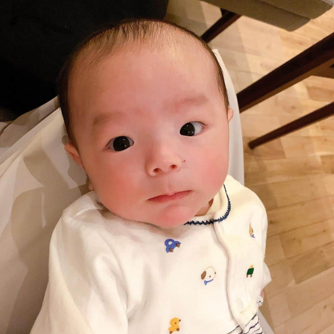 永峰絵里加のインスタグラム：「My baby boy turned 2 months old🐮 ・ ついついスタンプで遊んでしまう♡ 次男すくすく育っていて生後2ヶ月になりました。  きゃー軽いー！ずっと抱っこできるー！なんて言っていた時期はあっという間に過ぎてかなりズッシリ君。  基本的にのんびり〜マイペースな性格なのかな？ 気づくと寝てる。 おしゃぶりあげると寝る。 ベビーカー抱っこ紐は即寝。そして帰宅まで寝る。 メリーを見てニコニコしてるな〜と思ったらやはり寝てます。笑  長男の時あり得なかった事が起きていて正直小躍りするほど嬉しい😂 ・ ・ そして長男はと言うとイヤイヤ期がじわじわ始まってきていて寧ろそちらの対応が大変な毎日です😭←4枚目・ なんとか2児ママ生活がんばってます💪🏻！  ・ ・ ・ ・ #mybaby #2monthsold #babyboy  #次男 #生後2ヶ月 #よく寝る子 #ママ助かる #すくすく成長中  #長男は #地面と一体化 #帰りたくない #よく見る光景 #😂  #全国のお母さんお疲れ様です」