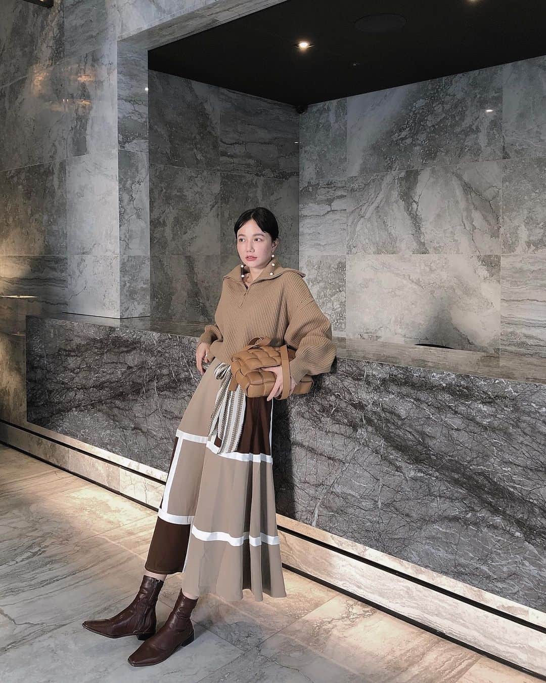 謝琦琦（Kiki）のインスタグラム：「那天穿這樣去高雄 老實說在高鐵上一度擔心我穿太多  上衣/ @dazzlingdazzlin  裙子/ @marjorie_official  靴/ @loveya.studio」