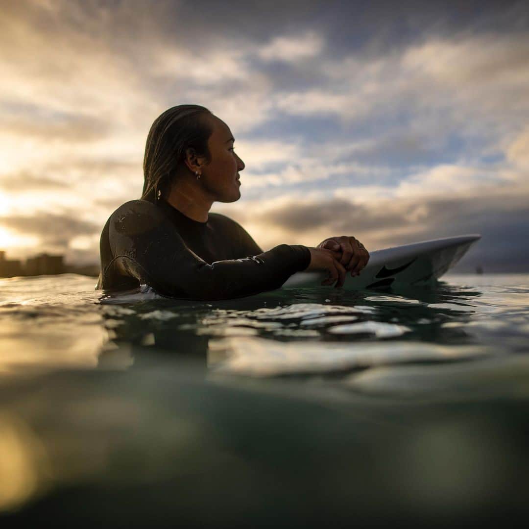 カリッサ・ムーアのインスタグラム：「I am extremely bummed with the announcement today cancelling our event at Sunset. These first two events in Hawaii to me were bigger than just surfing. It was another step in a positive direction for our community after an incredibly challenging year. I truly believe these events would set an example of how we could move forward safely by being conscious, respectful and diligent together. It would in return improve our statewide morale, spark hope and calm the fears people have of the pandemic. The WSL and all the athletes have done what they can to ensure the safety of everyone by abiding by the strict regulations and protocols, staying on island during the holidays and being away from family, and taking countless tests to prevent any spread. I do understand how difficult the times are and how hard it is to make the right decision. Stay safe, happy and healthy everyone. Mahalo @wsl for trying your best and to all the fans for your love and support. Looking forward to picking up from where we left off in Australia in a few months 😊🙏🏼❤️」