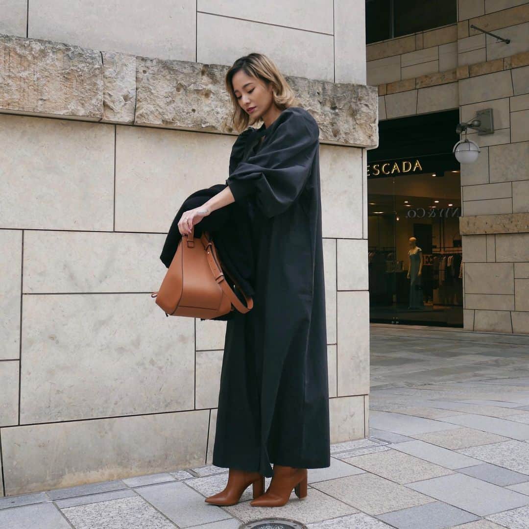 宮本沙恵さんのインスタグラム写真 - (宮本沙恵Instagram)「ボリュームスリーブワンピ🖤 . アイボリーとブラックの2色展開で来週発売です✨ #myshawty#dress#daydress#ワンピース」1月6日 14時38分 - saebi