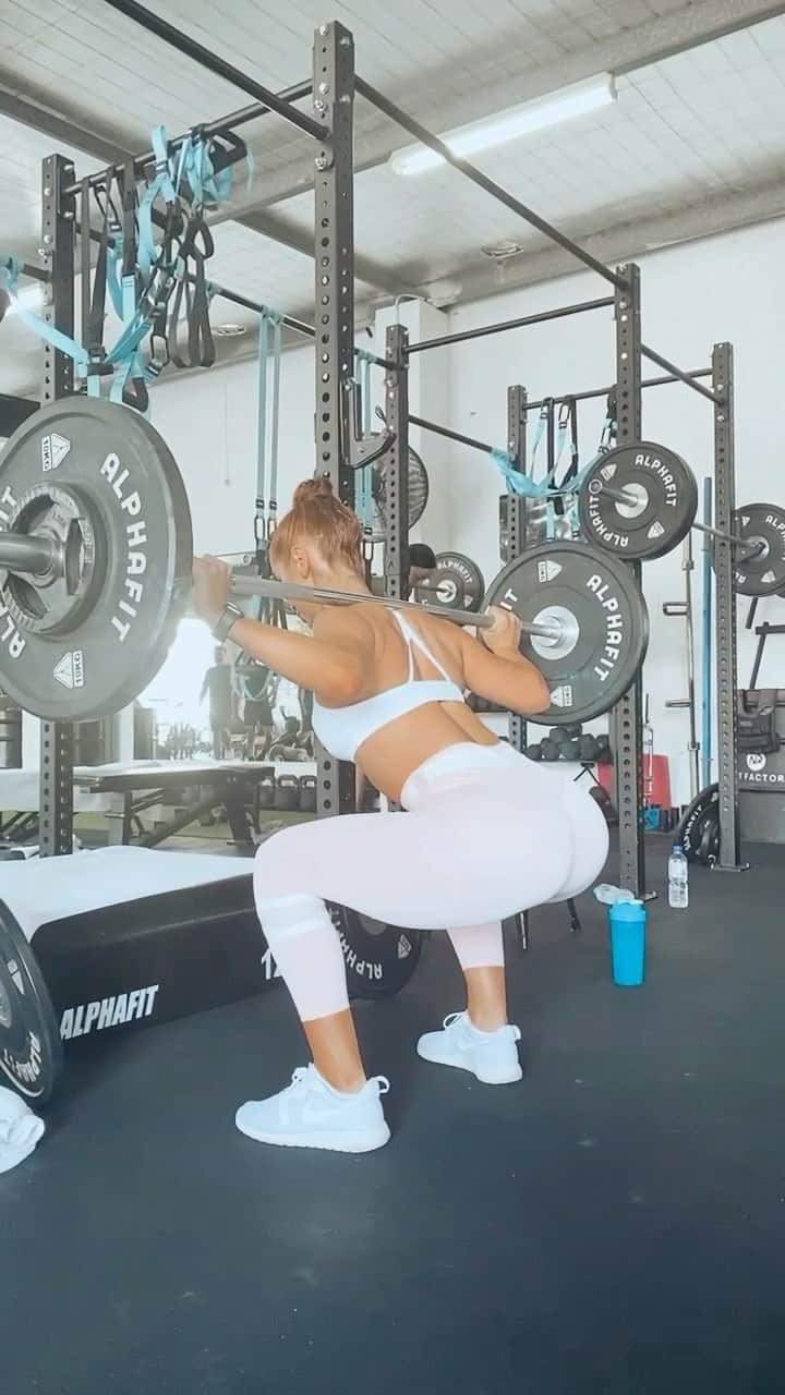 のインスタグラム：「Just a fun little leg day burner at @nqfitfactory 🔥 new year with new goals ✨👌🏼」