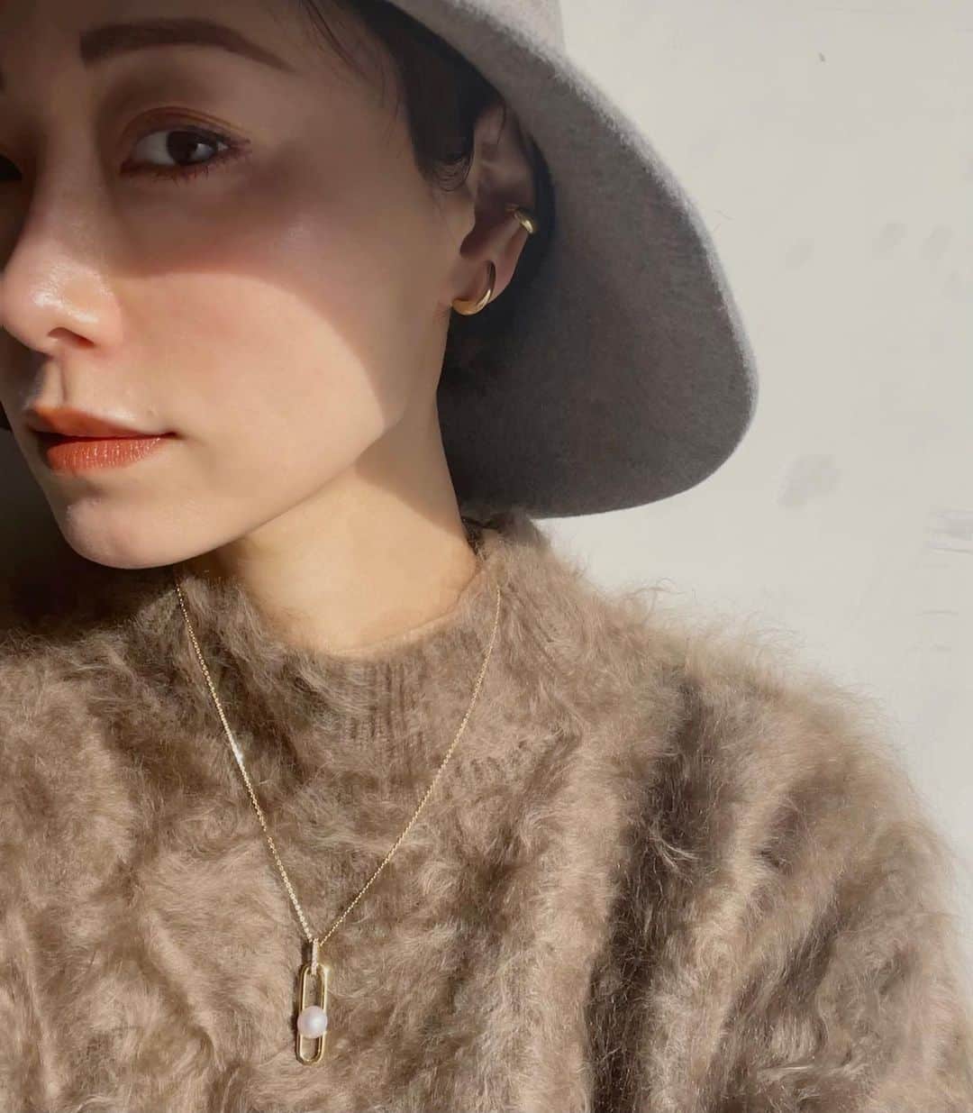 大塚良子のインスタグラム：「My first @tasaki_intl pearl. 上品でモダンなデザインのファインリンク ペンダント どんな服にも合わせやすくてとってもお気に入り♡  この日のメイクは ⚪︎TOMFORD BEAUTY アイカラークォード 26 ⚪︎Amplitude コンスピキュアス チークス 06 ⚪︎Celvoke ディグにファイド リップス 09 どれもお気に入りで最近こればっかり。 今年は鮮やかなシャドウにもチャレンジしたい . Hat... @helen_kaminski Knit... @blamink.official . . #YellowGold #AkoyaPearl #Diamonds #TASAKI #pearl」