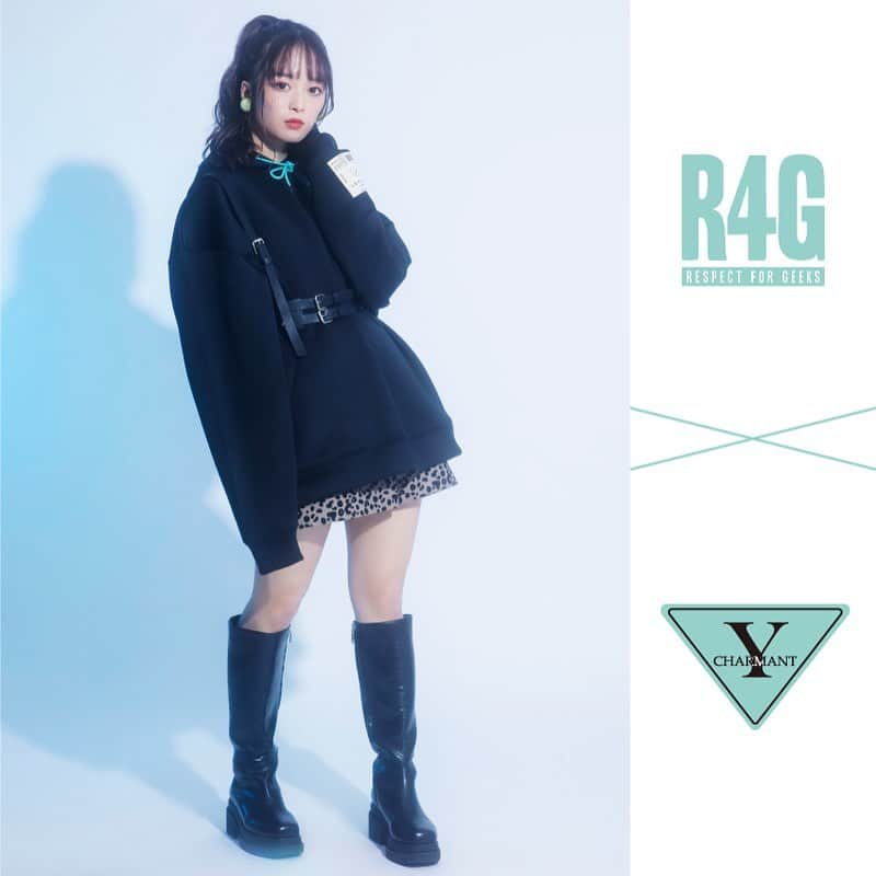 優希クロエのインスタグラム：「【優希クロエ FAN PROJECT produce by R4G】  私がデザインさせて頂いたアイテムが現在受注予約受付中です！  ロゴステッカー  受注予約受付中   https://bit.ly/3rywnbe  1/27 23:59まで」