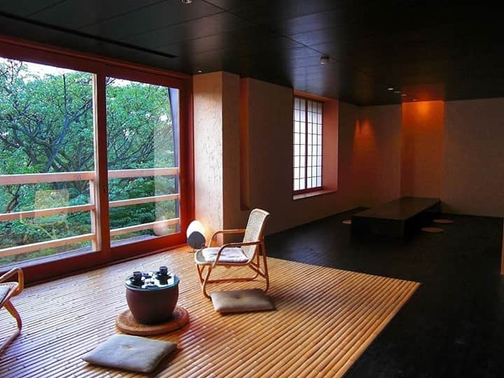 Travel.jp / トラベルjpのインスタグラム：「✈【石川へ妄想旅行✨】世界が認めた超極上の旅館！山代温泉「べにや無可有」は日本の誇り⁠ .⁠ 石川県の山代温泉にある「べにや無可有」は、一流のホテルやレストランのみが加盟を許される「ルレ・エ・シャト－」の会員です。しかも2013年には最優秀賞を受賞！⁠ いつか行きたいアナタのためにたくさんの魅力をご紹介します✨⁠ ⁠ #行きたいところリスト⁠ 次の旅行で行きたくなる場所をピックアップ☺⁠ 安心して旅行に行ける日常に早く戻りますように。⁠ .⁠ 【写真/加藤 雅】⁠ .⁠ 詳しい情報は【LINEトラベルjp 超極上の旅館 べにや無可有】で検索❤️⁠ .⁠ #旅行 #旅行好き #旅行好きな人と繋がりたい #トラベラー #女子旅 #女子旅行 #国内旅行 #海外旅行 #インスタ映え #トラベル #トリップ #絶景 #カメラ女子 #カメラ男子 #ダレカニミセタイケシキ #LINEトラベルjp #妄想旅行 #石川旅行 #石川旅館 #山代温泉」