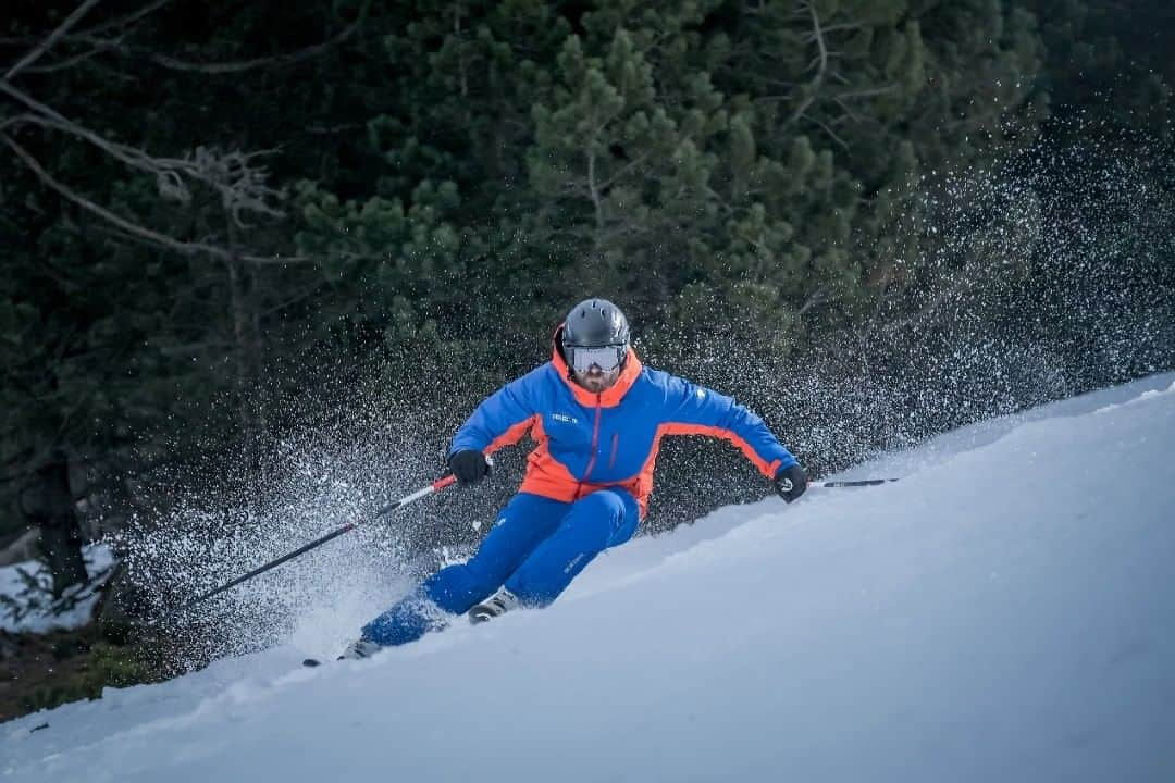 Descenteのインスタグラム：「Warmth without weight is possible with our Lotus Biomimic Stretch material jacket. Learning from nature, we are finding our ways of being sustainable.   <Explore our website from link in bio>  #descente#descenteski#designthatmoves#skiwear#nature#skislopes#snow#snowsports#sportsapparel#20FW#デサント#デサントスキー」