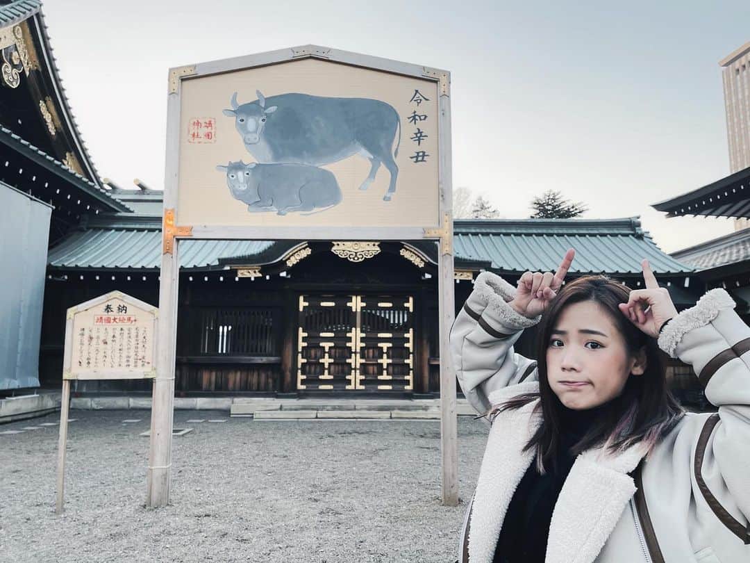 秋山ゆずきのインスタグラム：「. . 丑年ですね。  もぉぉぉおおおお🐮  今年のおみくじも【吉】でした。  丑さんの絵が私を見つめている。  今年も慎ましく健やかに 過ごせますように‪‪☺︎‬  #丑年 #おみくじ #おみくじは吉」