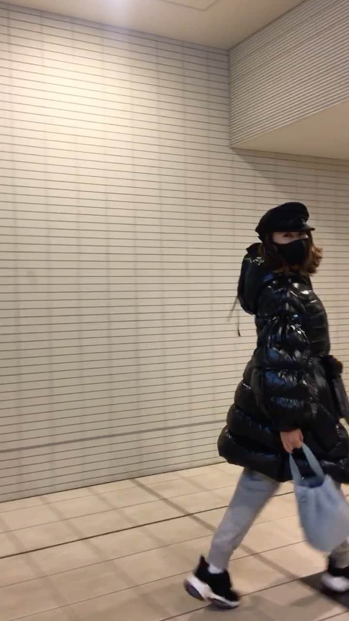 増山敬子のインスタグラム：「ひゃー新年明けてから 家族揃って体調悪く病院行ったり バタバタの、ベットから 出れません状態でした😵😱😓 どうやら、年末に食べた生物が原因では？っと。 * ひゃぁ〜大変だったけど今日少し回復してきたからよかったぁ😭 今週末からすごく冷えるみたいだから、みんな気をつけてくださいね。 後、息子のピアノの動画にコメント沢山ありがとうございました😊 息子と二人で読んで、はにかんでコメント読んでましたよ🥰🥰 * 動画は年末に撮ったものなんだけど、 だいたいスエットにダウンに スニーカーばかりです✌︎ モコモコが可愛いバックは ネット限定発売でした☃️ * #mamacoordinate #ダウン#モンクレール #スエットパンツ#ユニクロ#ユニジョ  #スニーカー#ロジェヴィヴィエ  #キャスケット#シャネル #バック#レモンプレット #155cmコーデ #ママコーデ#カジュアル」